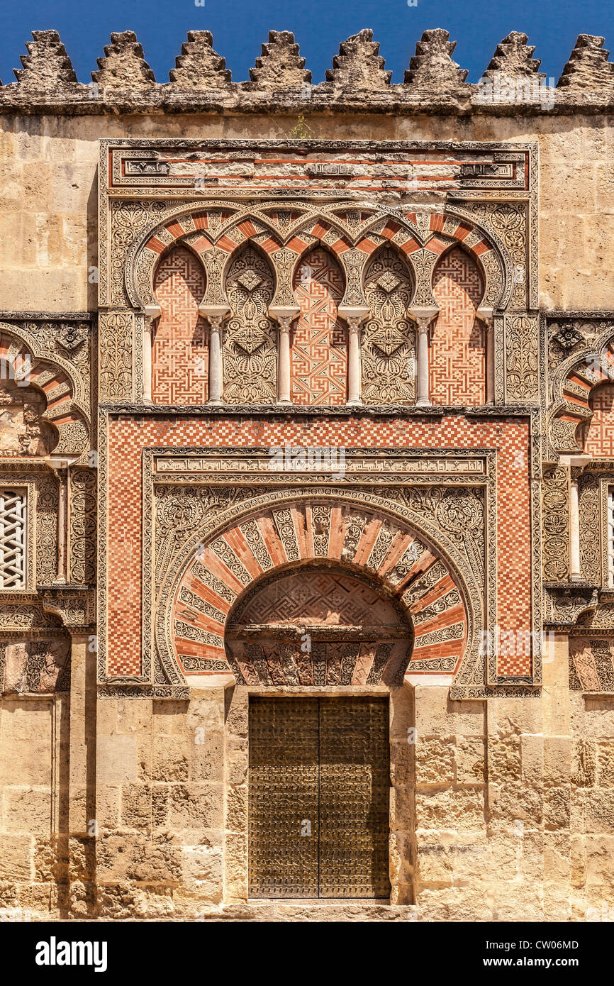 Porta sul lato della famosa Moschea cattedrale, Cordoba, Andalusia, l'Europa. Foto Stock
