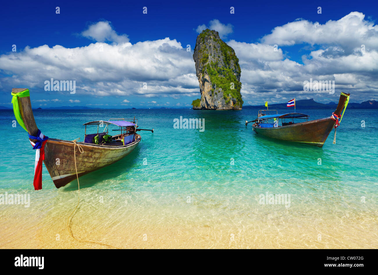 Long Tail barche, spiaggia tropicale, sul Mare delle Andamane, Thailandia Foto Stock