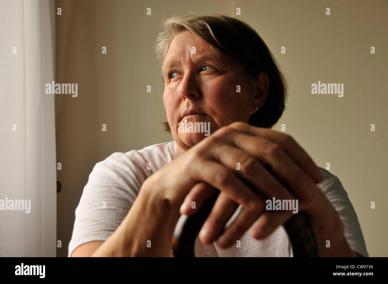 Un veicolo non assicurato senior paziente, chi è afflitto da malattie croniche, lotte per pagare le fatture mediche. Foto Stock