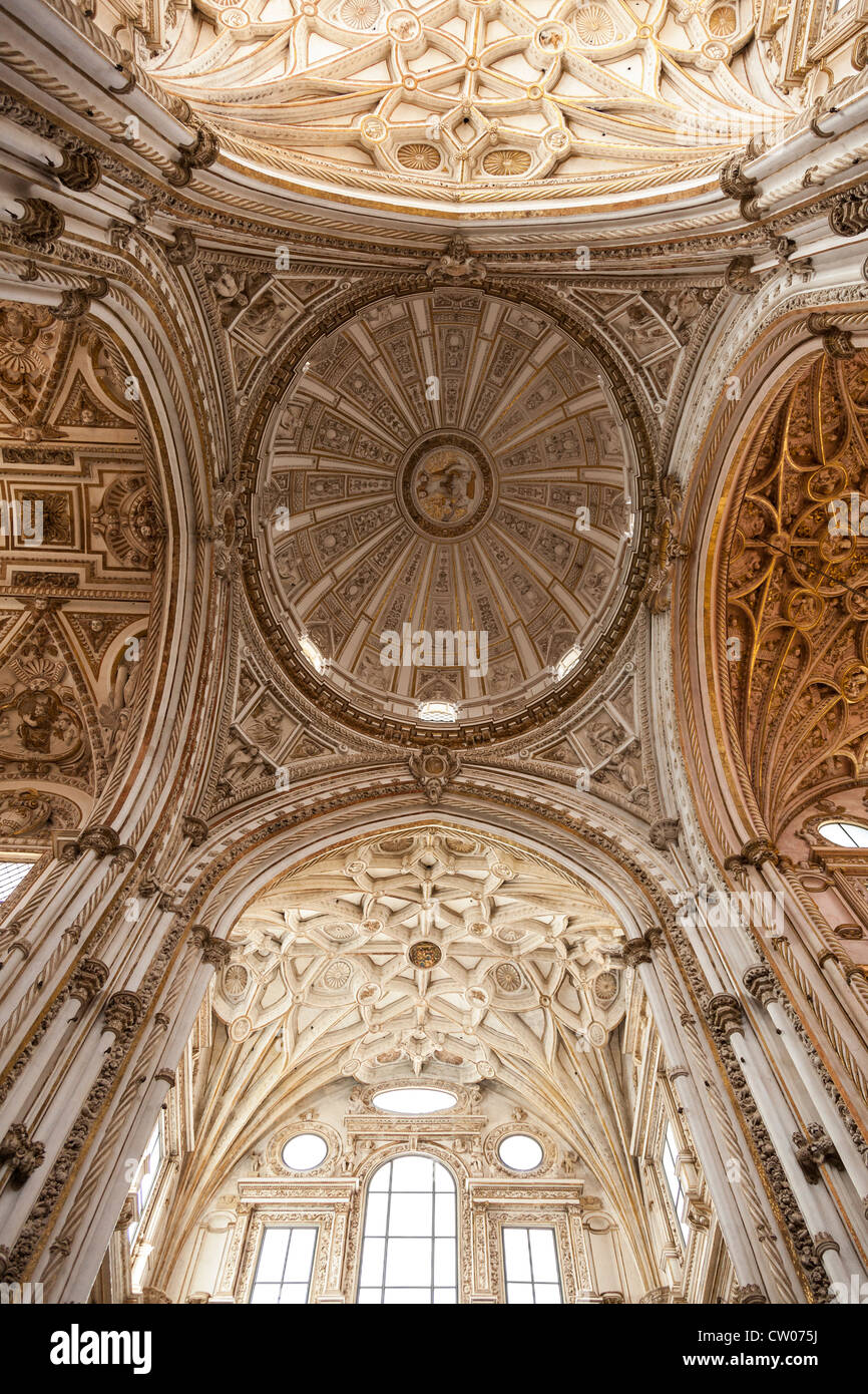 L intricato tetto interno della famosa Moschea cattedrale, Cordoba, Andalusia, l'Europa. Foto Stock