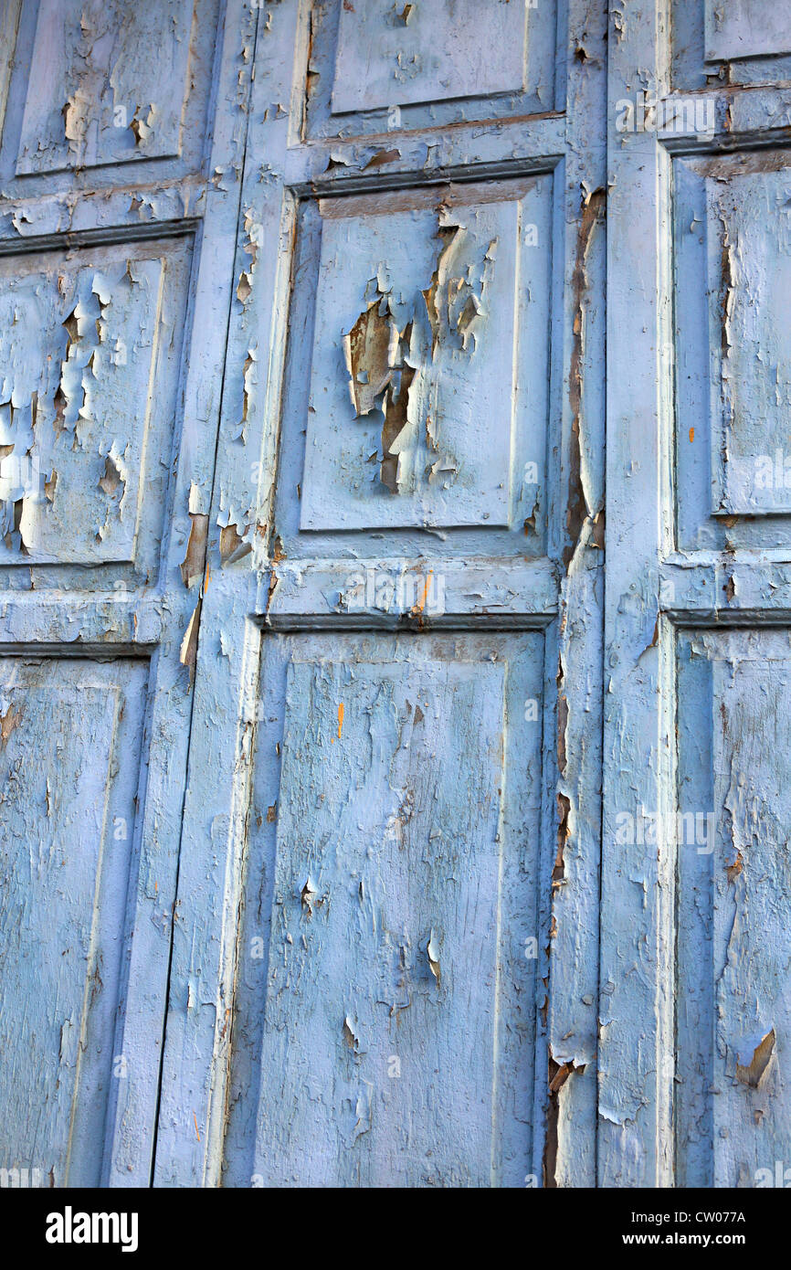 Peeling e incrinato la vernice sulla porta di legno che necessita di vernice fresca. Foto Stock