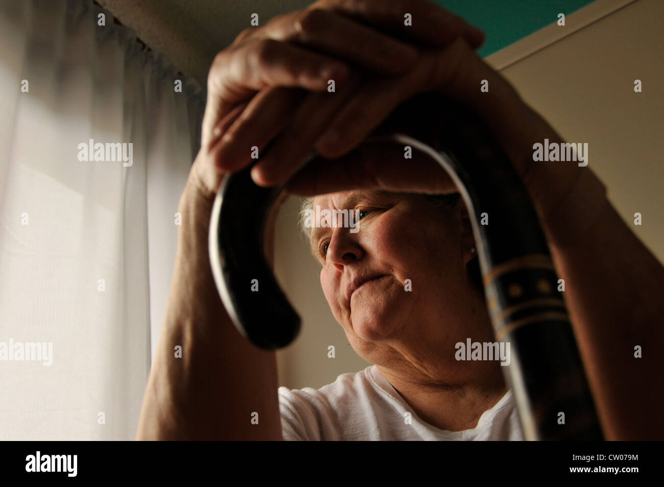 Un veicolo non assicurato senior paziente, chi è afflitto da malattie croniche, lotte per pagare le fatture mediche. Foto Stock