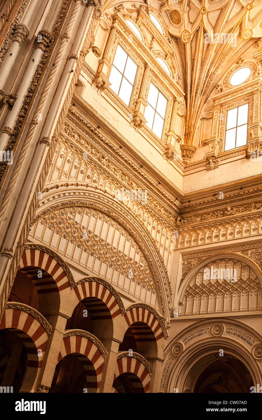 L intricato interno della famosa Moschea cattedrale, Cordoba, Andalusia, l'Europa. Foto Stock