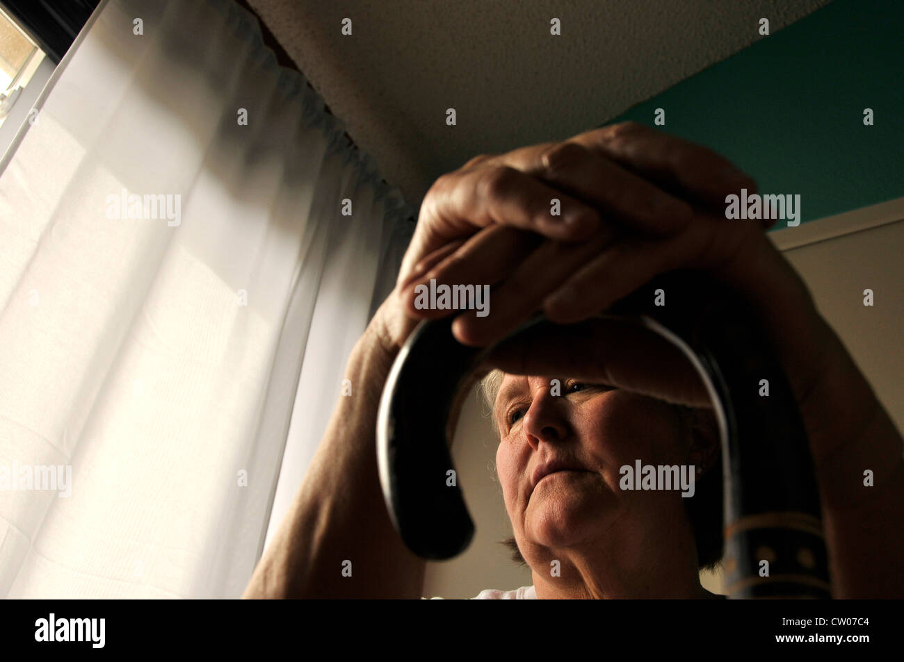 Un veicolo non assicurato senior paziente, chi è afflitto da malattie croniche, lotte per pagare le fatture mediche. Foto Stock