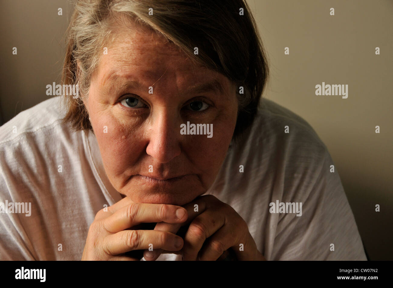 Un veicolo non assicurato senior paziente, chi è afflitto da malattie croniche, lotte per pagare le fatture mediche. Foto Stock