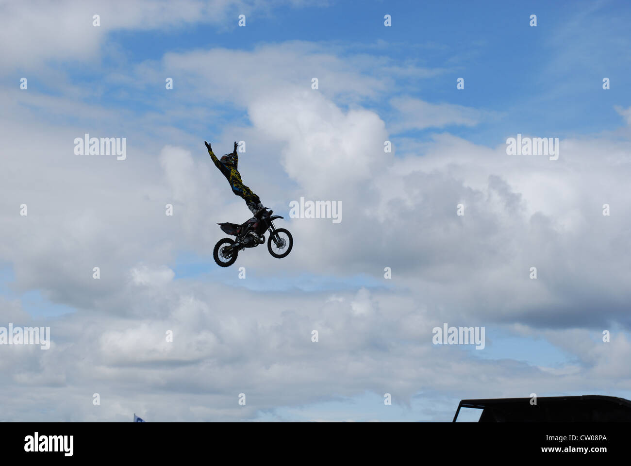 Ho preso questo mentre in corrispondenza di un carrello visualizza in Scozia di un stunman rampe di salto. Foto Stock