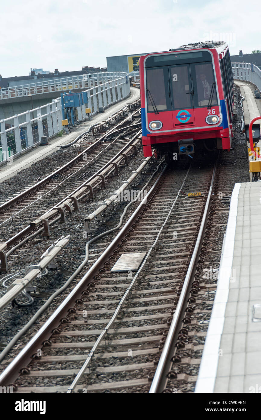 DLR Treno in avvicinamento alla stazione di Stratford London REGNO UNITO Foto Stock