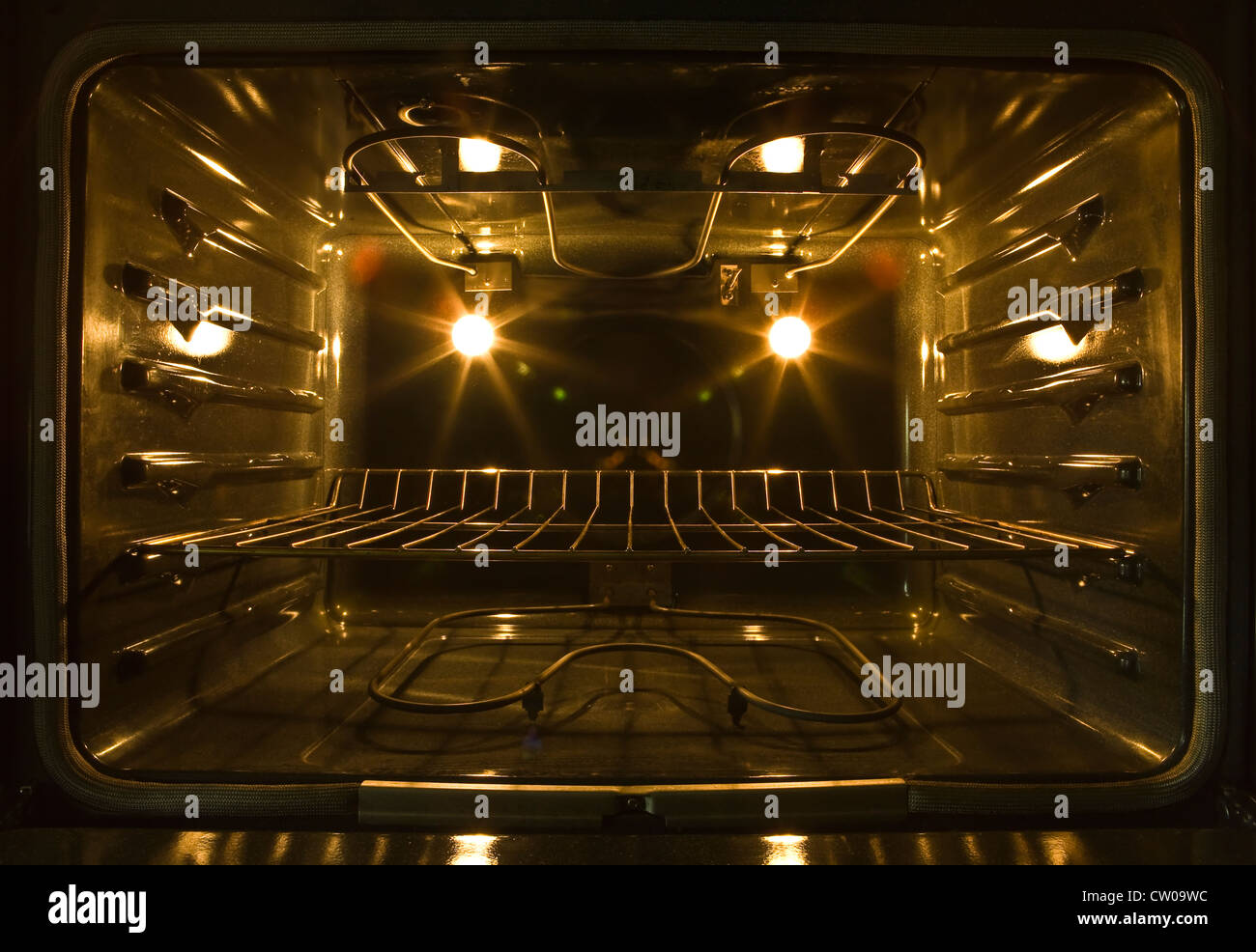 All'interno di una convezione forno elettrico che mostra le bobine di riscaldamento, forno luci, e ripiano di cottura. Foto Stock