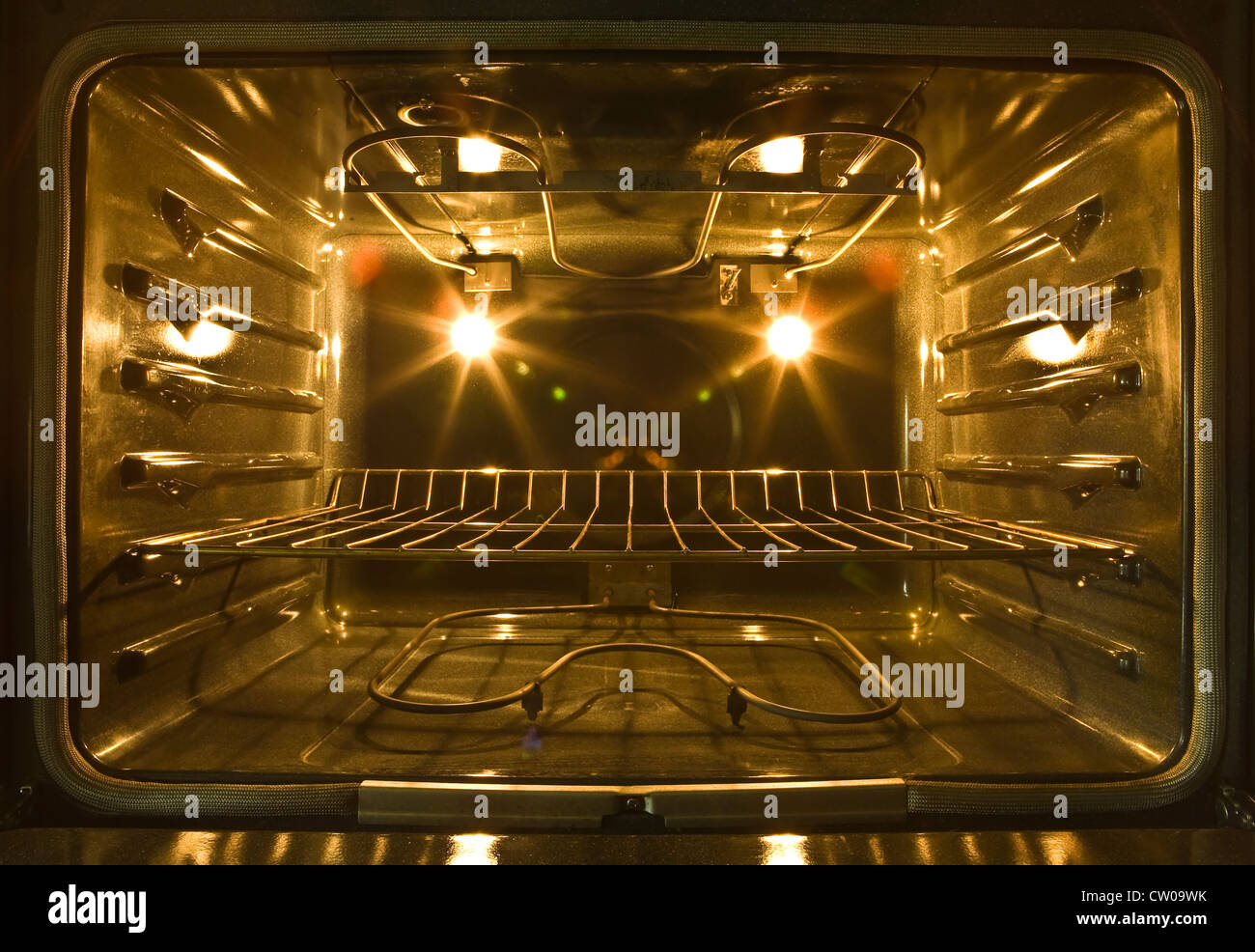 All'interno di una convezione forno elettrico che mostra le bobine di riscaldamento, forno luci, e ripiano di cottura. Foto Stock