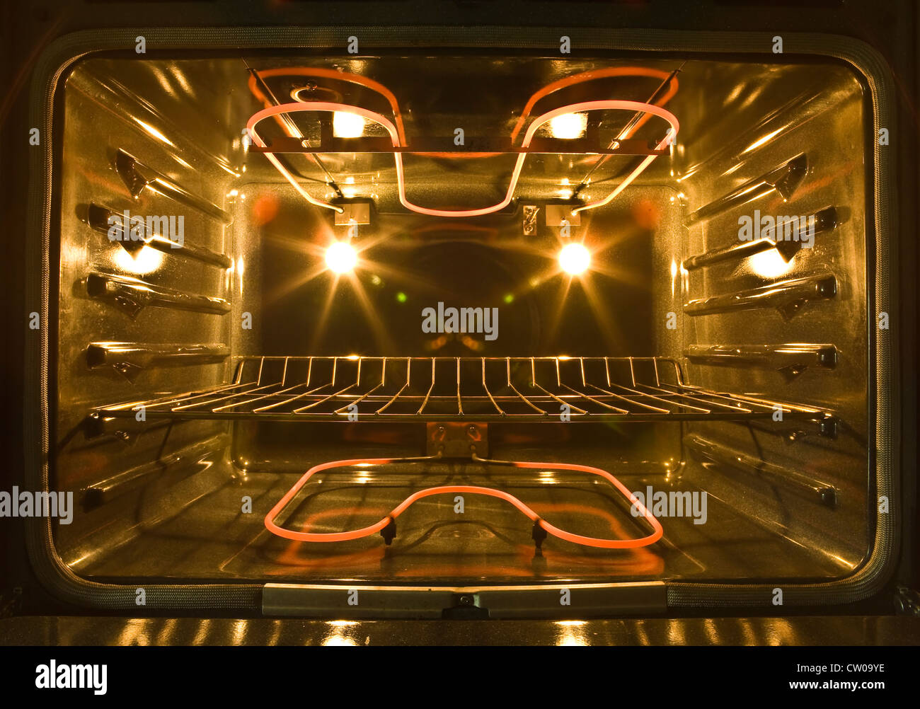 All'interno di una convezione forno elettrico che mostra le bobine di  riscaldamento, forno luci, e ripiano di cottura Foto stock - Alamy
