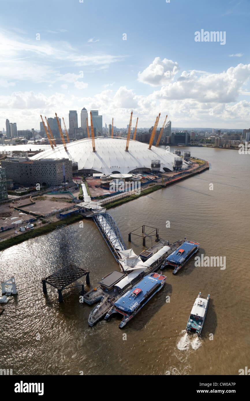 Vista aerea dell'O2 Arena, Canary Wharf in background, il fiume Tamigi Greenwich London REGNO UNITO Foto Stock