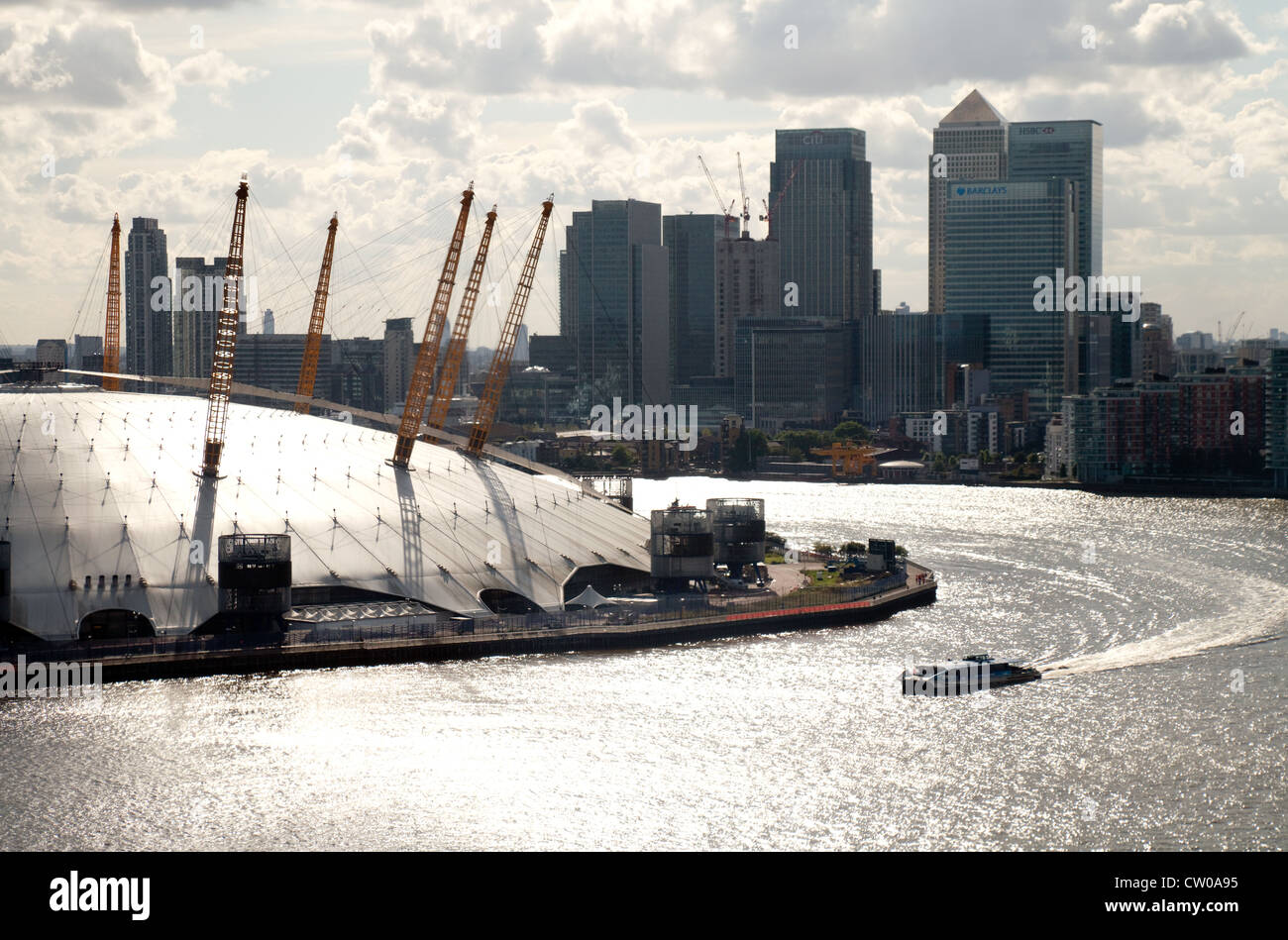 Vista aerea dell'O2 Arena, Canary Wharf in background, fiume Thames, London REGNO UNITO Foto Stock