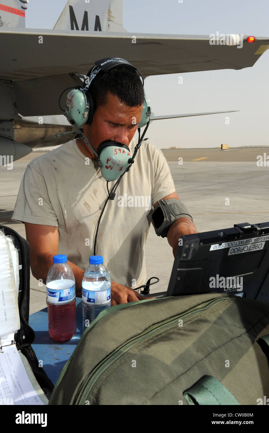 SUD-OVEST ASIA - Stati Uniti Air Force staff Sgt. Pedro Asevedo, 380th Expeditionary Aircraft Maintenance Squadron Crew Chief, legge la sua lista di controllo da un computer portatile 30 luglio 2012. Acevedo, un fiume Pearl, la., nativo, è un membro della Louisiana Air National Guard. Foto Stock