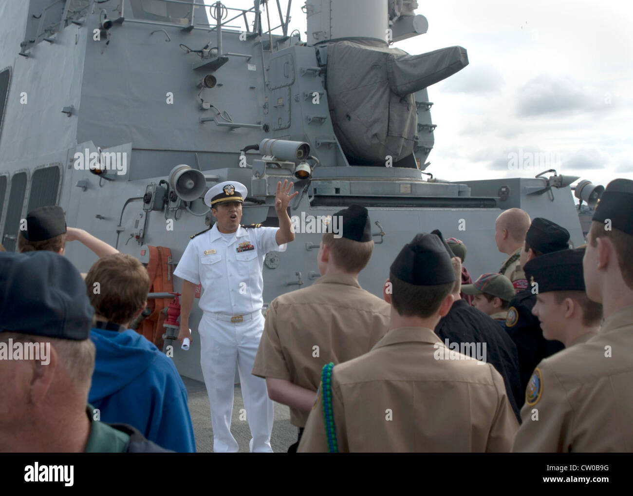 Cacciatorpediniere missilistico guidato USS Halsey (DDG 97) mentre la nave è ormeggiata alla base navale Everett. Halsey, la nave da carico per trasporti anfibi USS New Orleans (LPD 18) e la nave da crociera per missili guidati USS Bunker Hill (CG 52) di classe Ticonderoga hanno imbarcato circa 300 ospiti per la Youth Cruise annuale da Everett, Washington, verso il lungomare di Seattle, che ha dato il via agli eventi della Seattle Seafair Fleet Week. Foto Stock