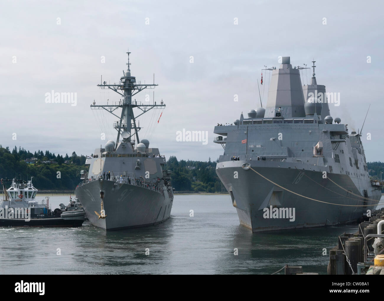 Il cacciatorpediniere missilistico guidato USS Halsey (DDG 97) passa la nave da carico anfibia USS New Orleans (LPD 18) mentre parte dal molo alla base navale Everett. Halsey, New Orleans e la nave da crociera missilistica guidata USS Bunker Hill (CG 52) di classe Ticonderoga hanno imbarcato circa 300 ospiti per la Youth Cruise annuale da Everett, Washington, verso il lungomare di Seattle, che ha dato il via agli eventi della Seattle Seafair Fleet Week. Foto Stock