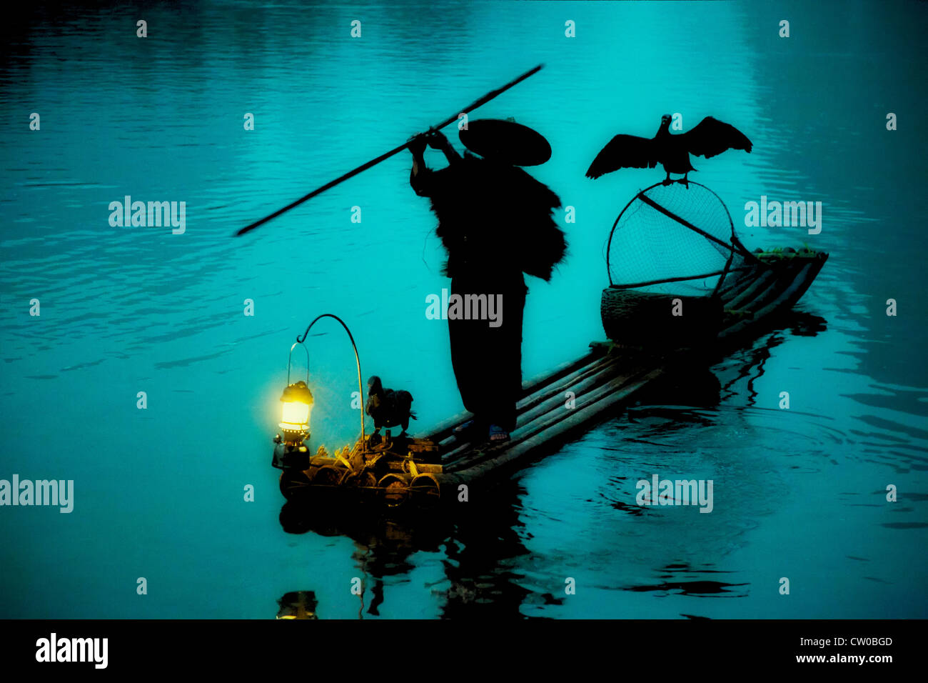 Silhouette del pescatore cinese sul fiume li vicino a Guilin, Cina Foto Stock