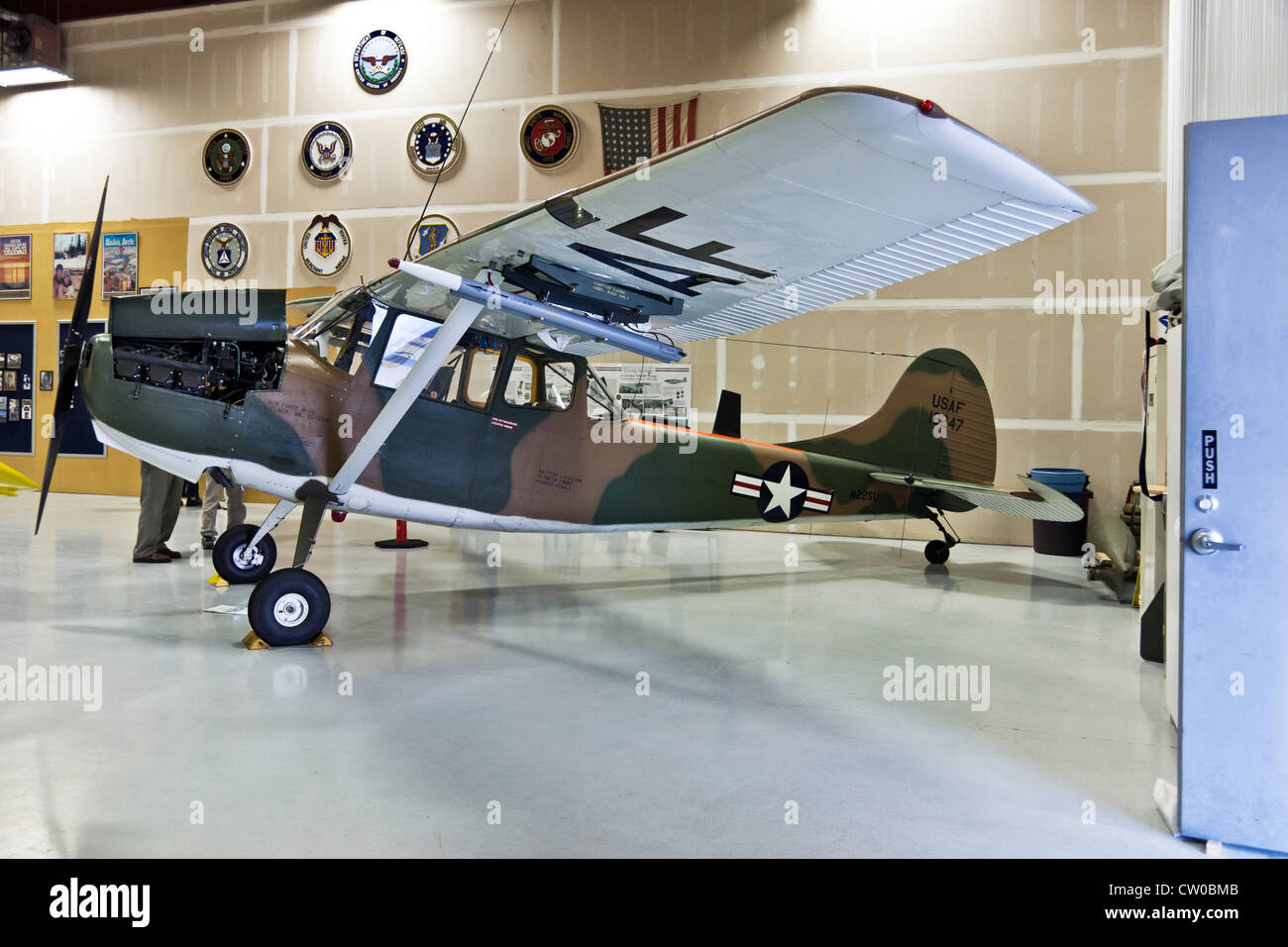 Cessna 172 0-1 osservazione prop piano utilizzato durante la guerra di Corea per la prima linea di comunicazione display museo camouflage paint Foto Stock