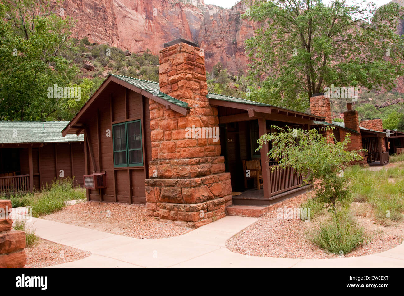 USA Utah, il Parco Nazionale di Zion. Il Lodge, solo alloggio in posizione di parcheggio e la sua storica cabine. Foto Stock