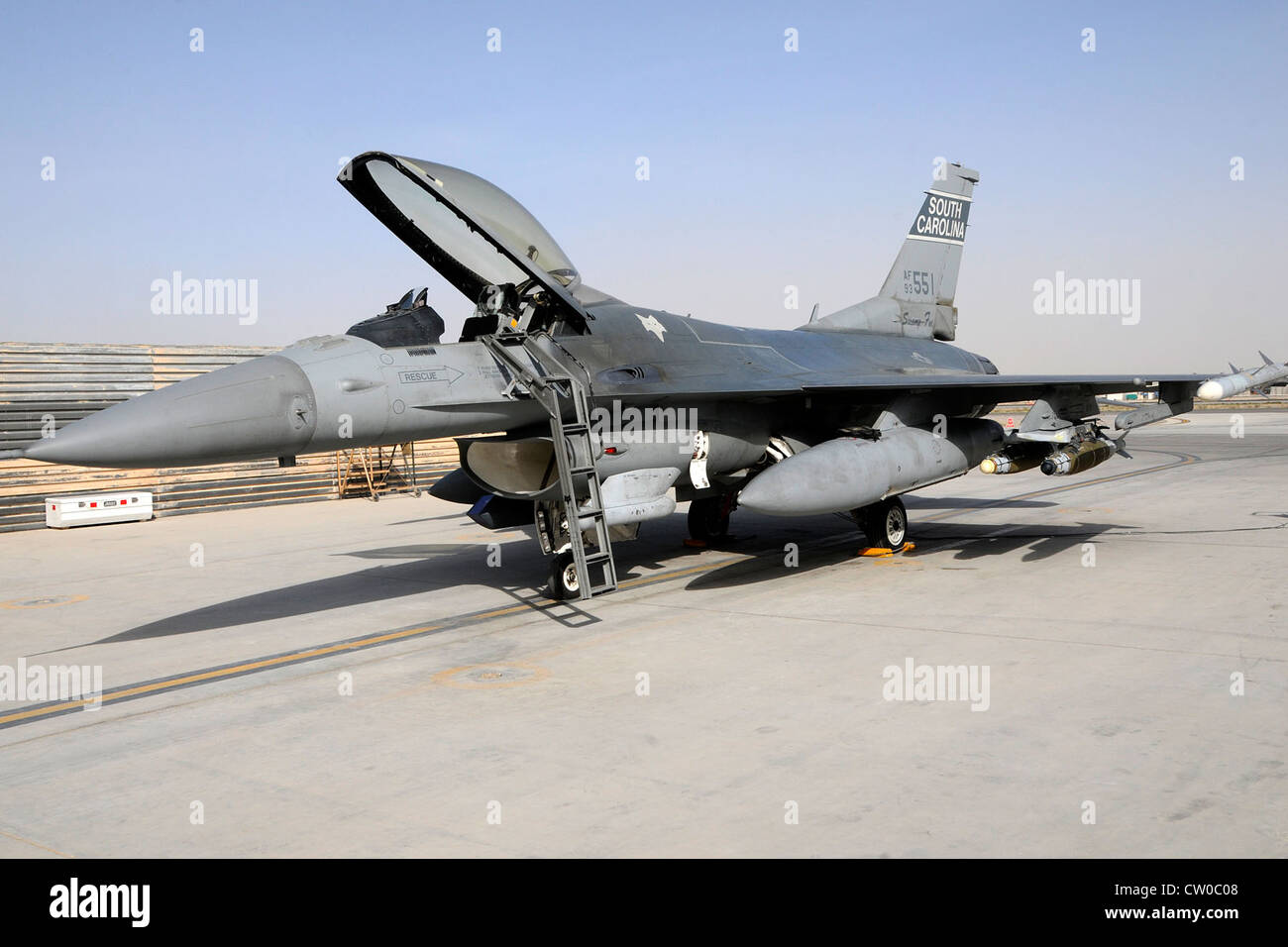 Una Guardia nazionale aerea del South Carolina F-16 si siede pronta a volare prima di una missione di un giorno sull'Afghanistan il 2 agosto 2012. I membri della 169th Fighter Wing presso la McEntire Joint National Guard base, S.C., sono schierati a Kandahar Airfield a sostegno dell'operazione Enduring Freedom. I piloti, i piloti e il personale di supporto della Swamp Fox F-16 hanno iniziato il loro dispiegamento della Air Expeditionary Force all'inizio di aprile per assumere il controllo delle missioni aeree per l'ordine di volo e fornire un supporto aereo ravvicinato alle truppe sul terreno in Afghanistan. Foto Stock