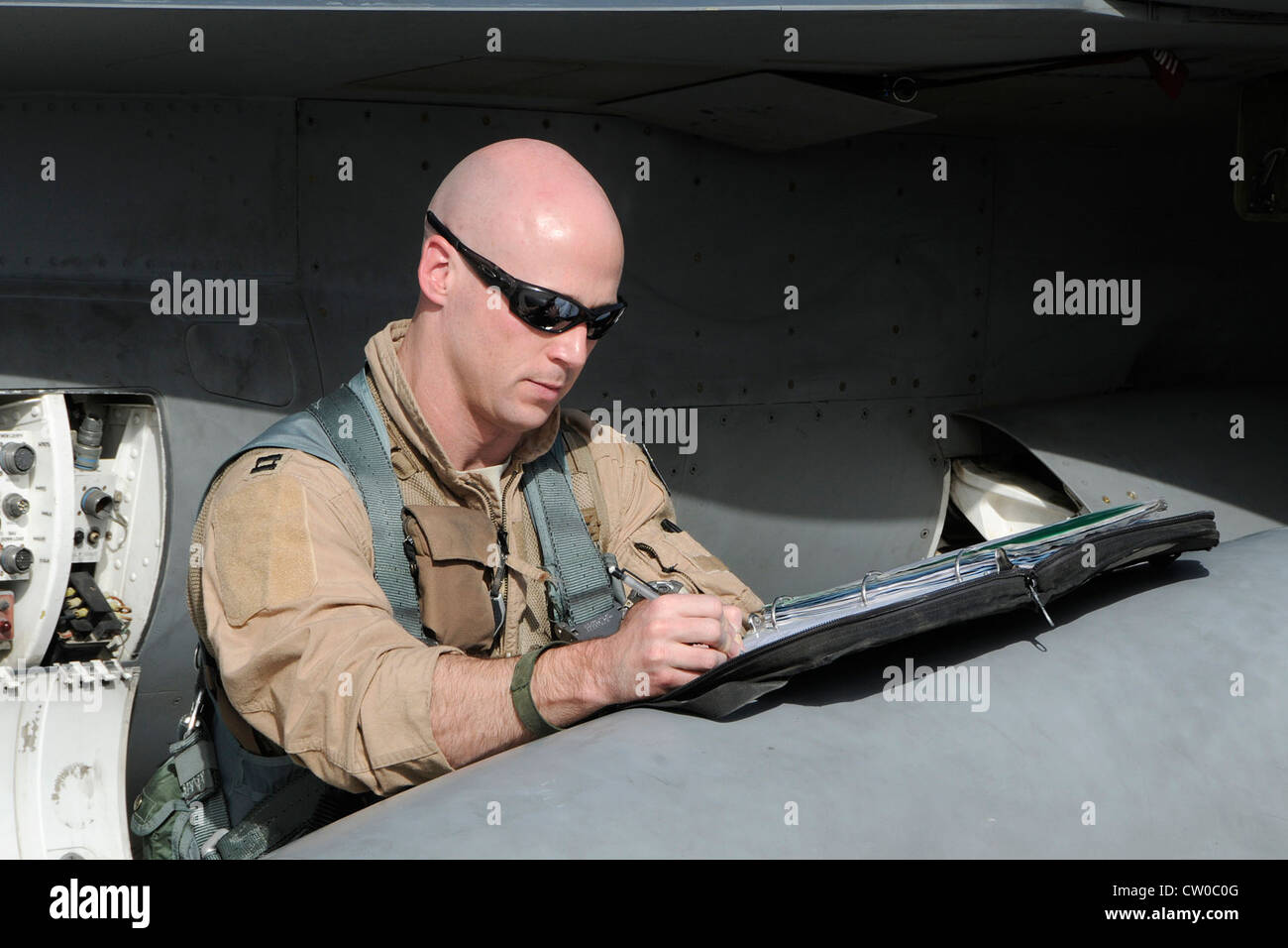 Justin puro, un pilota F-16 con il 157th Expeditionary Fighter Squadron schierato a Kandahar Airfield, Afghanistan, va oltre i documenti di pre-volo mentre si dirige al suo jet il 2 agosto 2012. I membri della 169th Fighter Wing presso la McEntire Joint National Guard base, S.C., sono schierati a KAF a sostegno dell'operazione Enduring Freedom. I piloti, i piloti e il personale di supporto della Swamp Fox F-16 hanno iniziato il loro dispiegamento della Air Expeditionary Force all'inizio di aprile per assumere il controllo delle missioni aeree per l'ordine di volo e fornire un supporto aereo ravvicinato alle truppe sul terreno in Afghanistan. Foto Stock