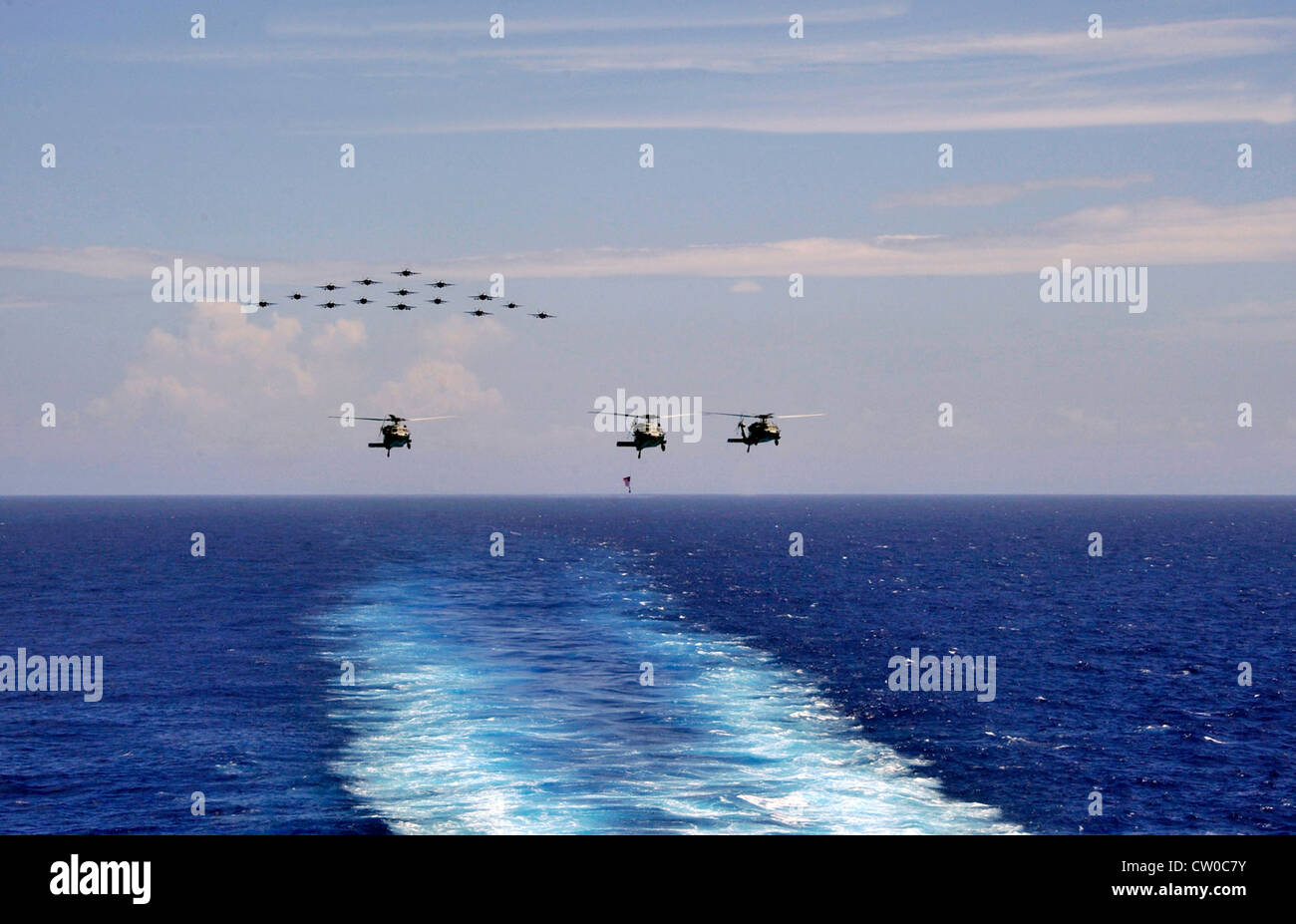 F/A-18 Hornets e Super Hornets assegnati alla Carrier Air Wing (CVW) 2 conducono una dimostrazione di potenza aerea sulla portaerei di classe Nimitz USS Abraham Lincoln (CVN 72). Lincoln è in viaggio verso gli Stati Uniti per completare un cambio di homeport di otto mesi durante il quale operava nelle aree di responsabilità della flotta degli Stati Uniti 5, 6 e 7. Foto Stock F/A-18 Hornets e Super Hornets assegnati alla Carrier Air Wing (CVW) 2 conducono una dimostrazione di potenza aerea sulla portaerei di classe Nimitz USS Abraham Lincoln (CVN 72). Lincoln è in viaggio verso gli Stati Uniti per completare un cambio di homeport di otto mesi durante il quale operava nelle aree di responsabilità della flotta degli Stati Uniti 5, 6 e 7. Foto Stock