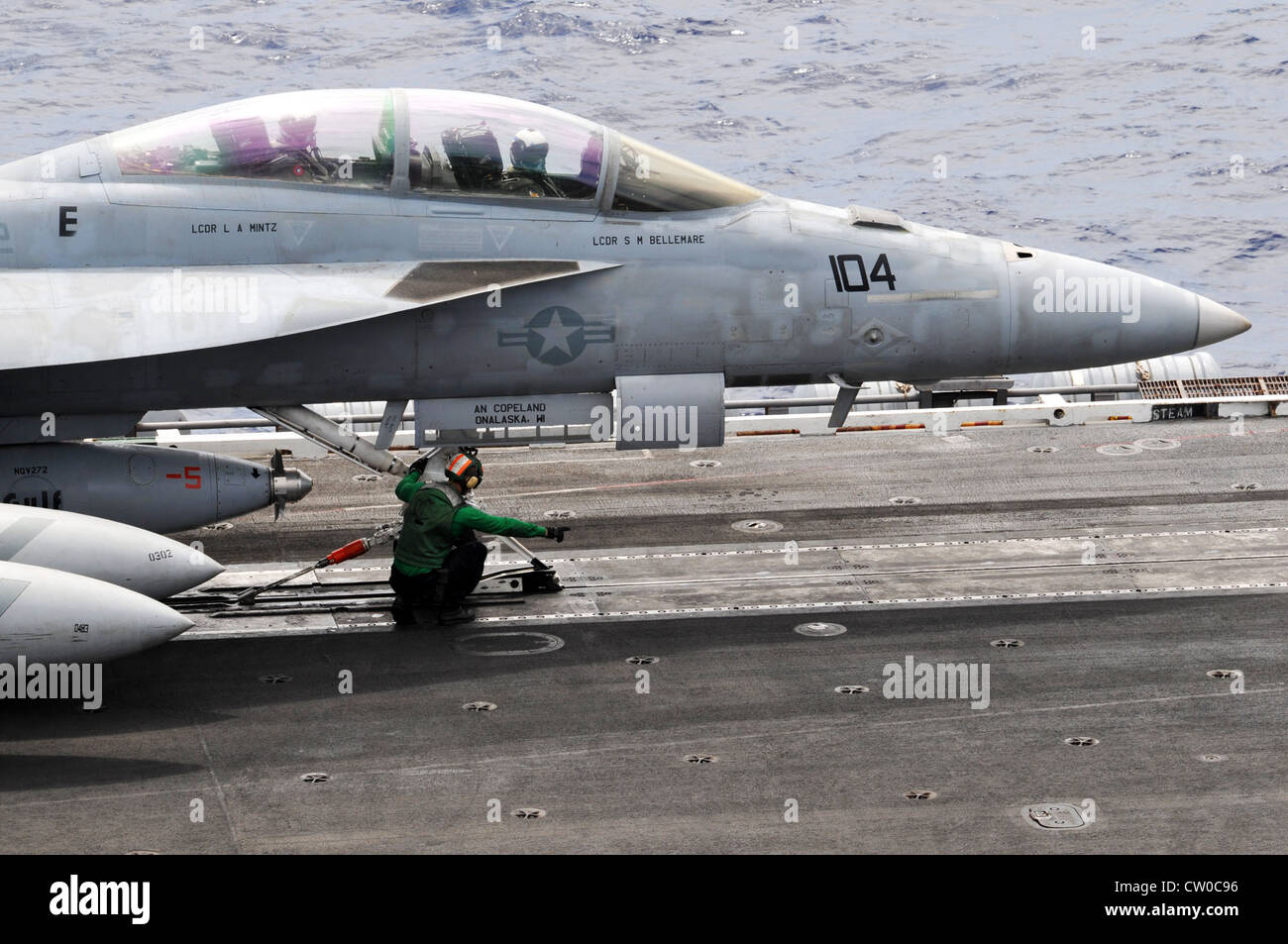Un marinaio guida un F/A-18F Super Hornet assegnato ai Bounty Hunters of Strike Fighter Squadron (VFA) 2 su una catapulta sul ponte di volo della portaerei di classe Nimitz USS Abraham Lincoln (CVN 72). Lincoln è in viaggio verso gli Stati Uniti per completare un cambio di homeport di otto mesi durante il quale operava nelle aree di responsabilità della flotta degli Stati Uniti 5, 6 e 7. Foto Stock Un marinaio guida un F/A-18F Super Hornet assegnato ai Bounty Hunters of Strike Fighter Squadron (VFA) 2 su una catapulta sul ponte di volo della portaerei di classe Nimitz USS Abraham Lincoln (CVN 72). Lincoln è in viaggio verso gli Stati Uniti per completare un cambio di homeport di otto mesi durante il quale operava nelle aree di responsabilità della flotta degli Stati Uniti 5, 6 e 7. Foto Stock