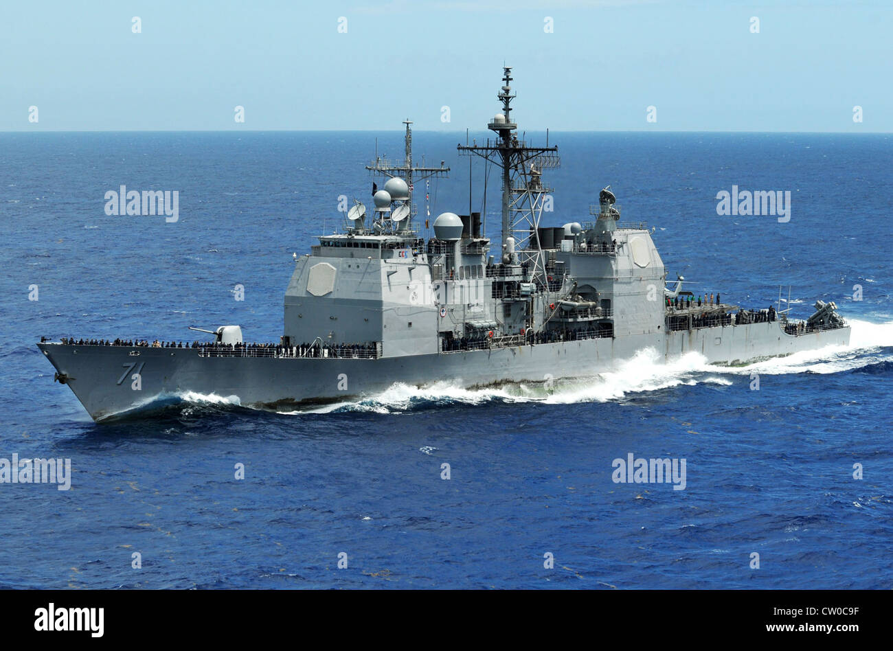 Il cacciatorpediniere missilistico guidato di classe Ticonderoga Cape St. George (DDG 71) si affianca alla portaerei di classe Nimitz USS Abraham Lincoln (CVN 72). Lincoln è in viaggio verso gli Stati Uniti per completare un cambio di homeport di otto mesi durante il quale operava nelle aree di responsabilità della flotta degli Stati Uniti 5, 6 e 7 Foto Stock Il cacciatorpediniere missilistico guidato di classe Ticonderoga Cape St. George (DDG 71) si affianca alla portaerei di classe Nimitz USS Abraham Lincoln (CVN 72). Lincoln è in viaggio verso gli Stati Uniti per completare un cambio di homeport di otto mesi durante il quale operava nelle aree di responsabilità della flotta degli Stati Uniti 5, 6 e 7 Foto Stock