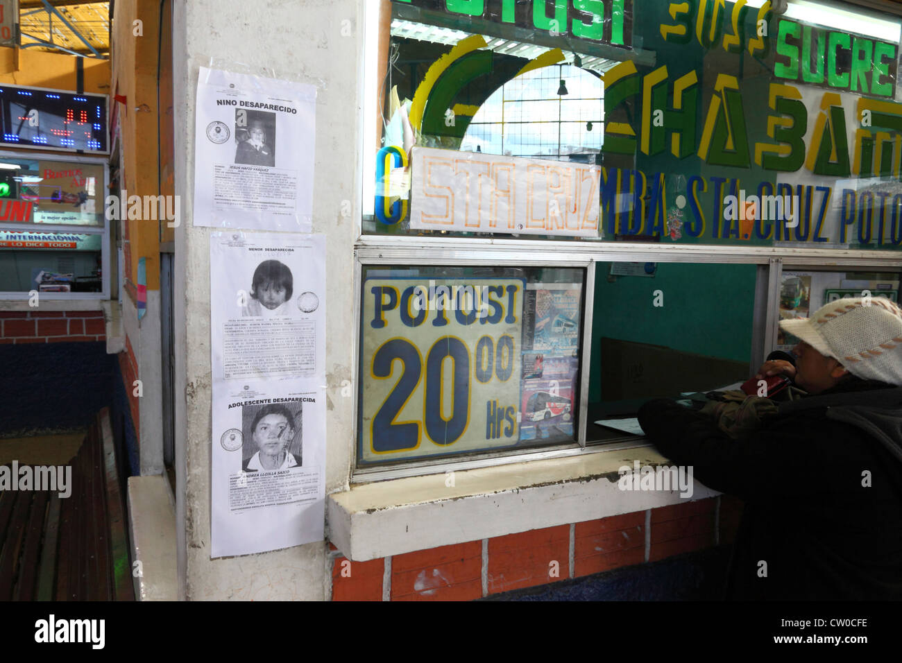 Poster con le foto dei bambini scomparsi accanto alla biglietteria in stazione principale degli autobus, La Paz, Bolivia Foto Stock