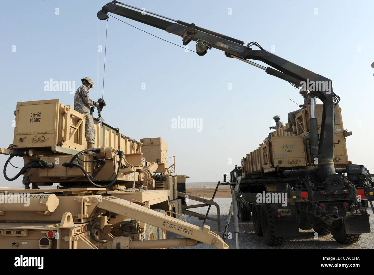 SUD-OVEST ASIA - membri del 1 ° Battaglione, 7 ° reggimento artiglieria difesa aerea, trasferimento canister durante una certificazione di ricarica missile 4 agosto 2012. Il team di ricarica missilistica a cinque solisti deve ricaricare un camion tattico mobile, pesante ed espandibile, con quattro nuovi barattoli entro un'ora per essere considerato esperto. Foto Stock