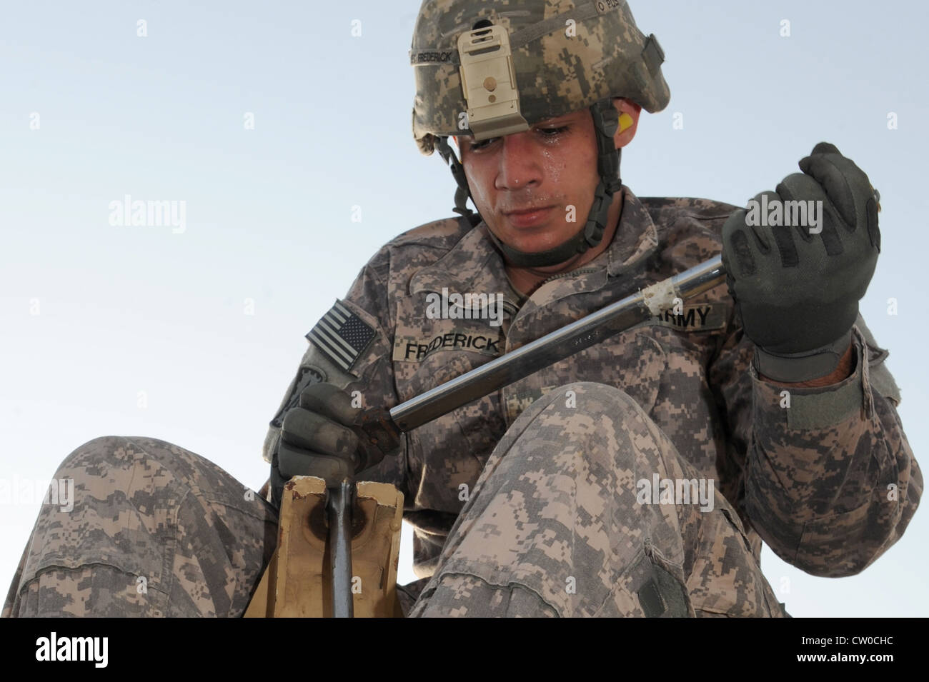 SUD-OVEST ASIATICO - Esercito USA SPC. Daniel Frederick, operatore di gru, monta un cricchetto su un palo durante una certificazione di ricarica missile 4 agosto 2012. Frederick fa parte del 1° Battaglione, 7° reggimento di artiglieria della Difesa aerea schierato da Fort Bragg, N.C. Foto Stock