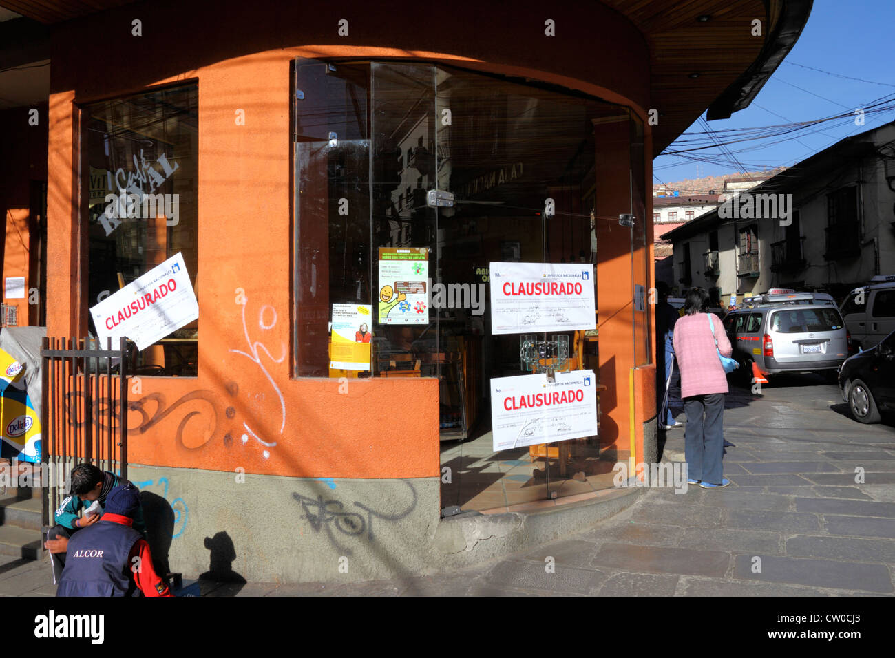 Adesivi sulla porta di un cafe che è stato temporaneamente chiuso per non ufficiali di emissione di ricevute fiscali (facturas), La Paz, Bolivia Foto Stock