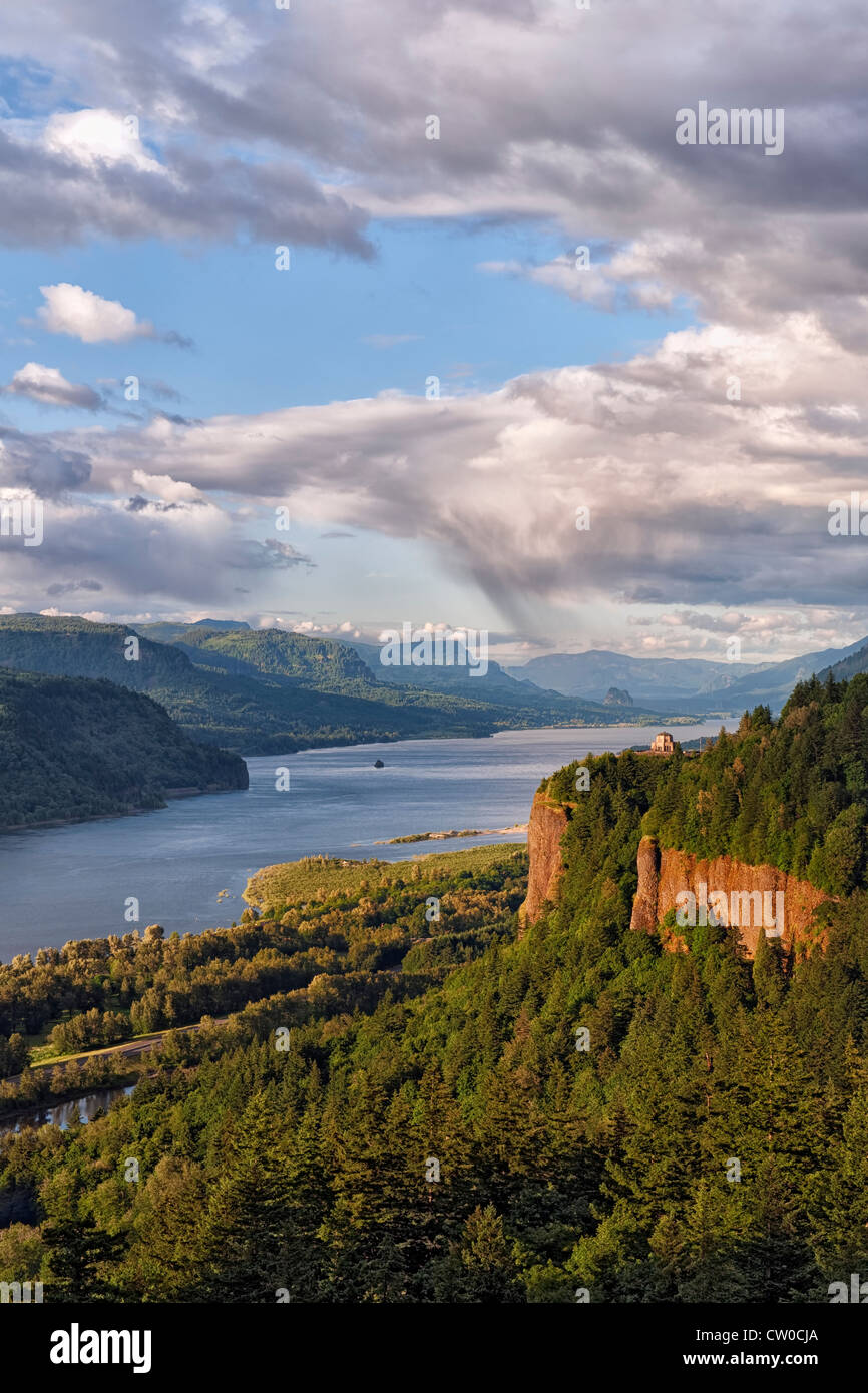 Luce della Sera bagna Oregon's Crown Point come una banda di docce passa al di sopra del Columbia River Gorge. Foto Stock