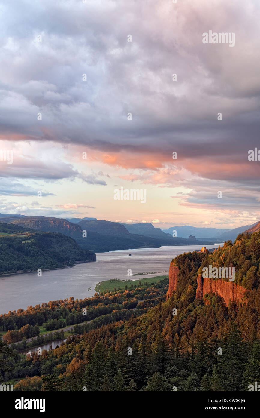 Ultima luce bagna Oregon di Casa Vista sulla cima di Crown Point e la Columbia River Gorge National Scenic Area. Foto Stock