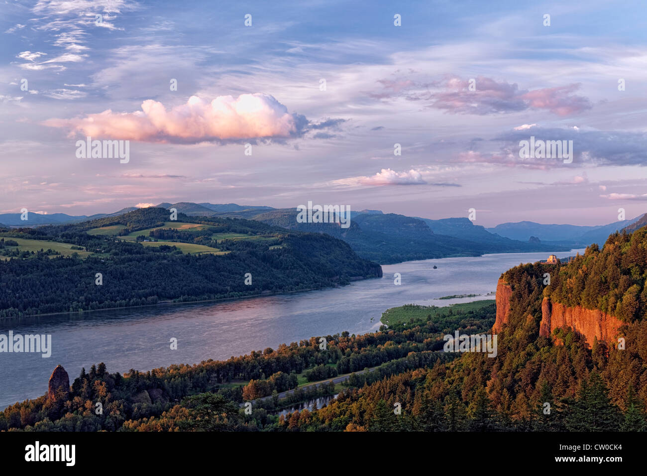 Le nuvole passare sopra la Columbia River Gorge come luce della sera bagna Oregon di Casa Vista sulla cima di Crown Point. Foto Stock