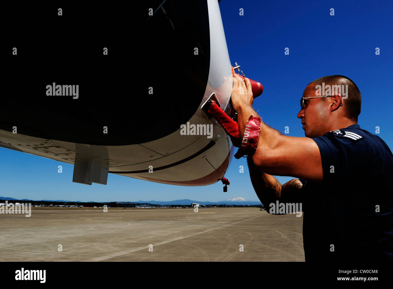 Il Senior Airman Chastin Peterson, Thunderbird 7, capo dell'equipaggio dedicato, copre gli strumenti esterni sul suo aereo durante un'ispezione post-volo alla base della Guardia nazionale aerea di Portland, 4 agosto 2012. Foto Stock