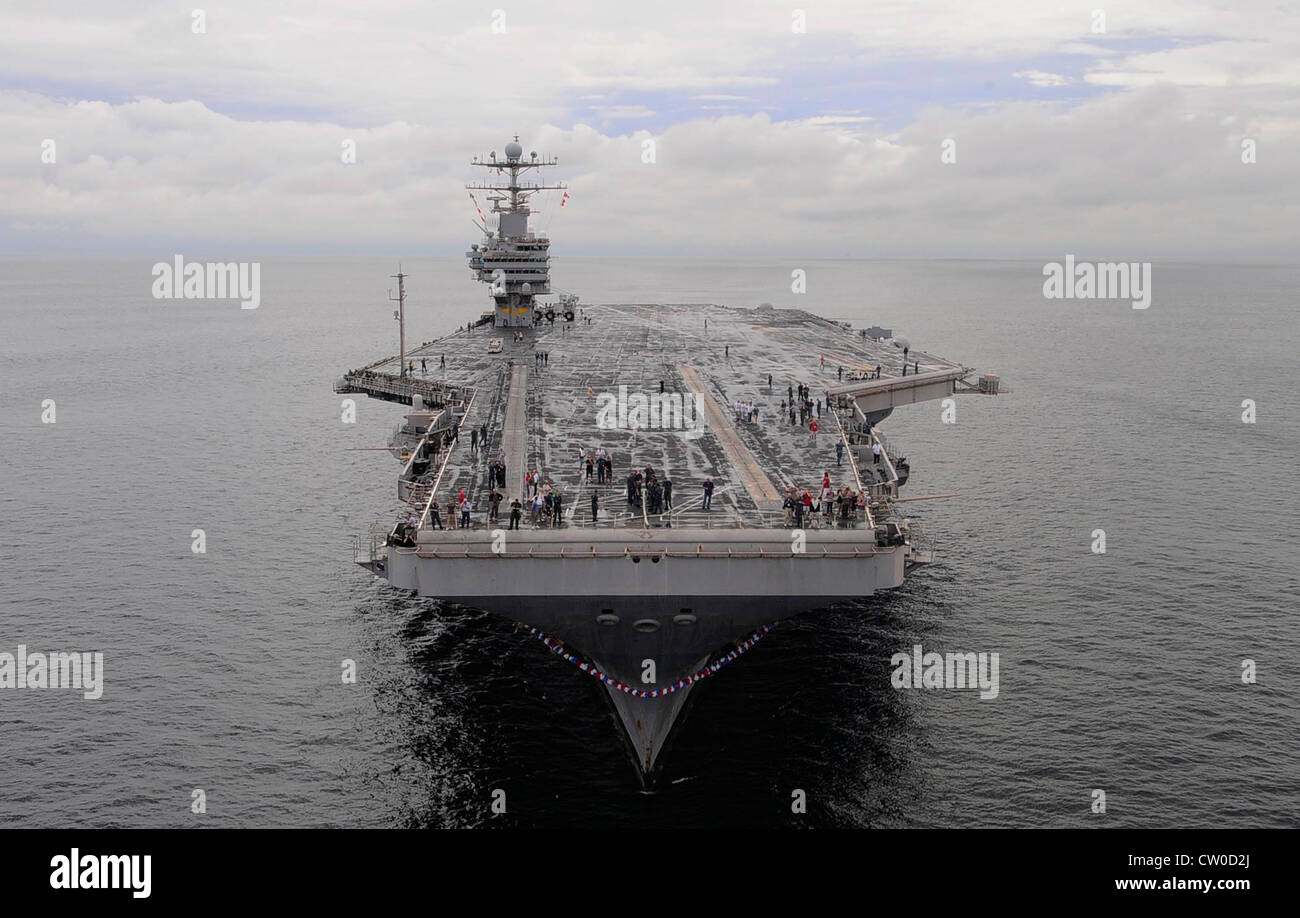 La portaerei USS Abraham Lincoln (CVN 72) si prepara ad arrivare al suo nuovo homeport alla base navale di Norfolk. Abraham Lincoln si è schierato come parte del Carrier Strike Group (CSG) 9 per sostenere le operazioni di sicurezza marittima e gli sforzi di cooperazione di sicurezza del teatro nelle aree di responsabilità della flotta degli Stati Uniti 5, 6 e 7. Foto Stock