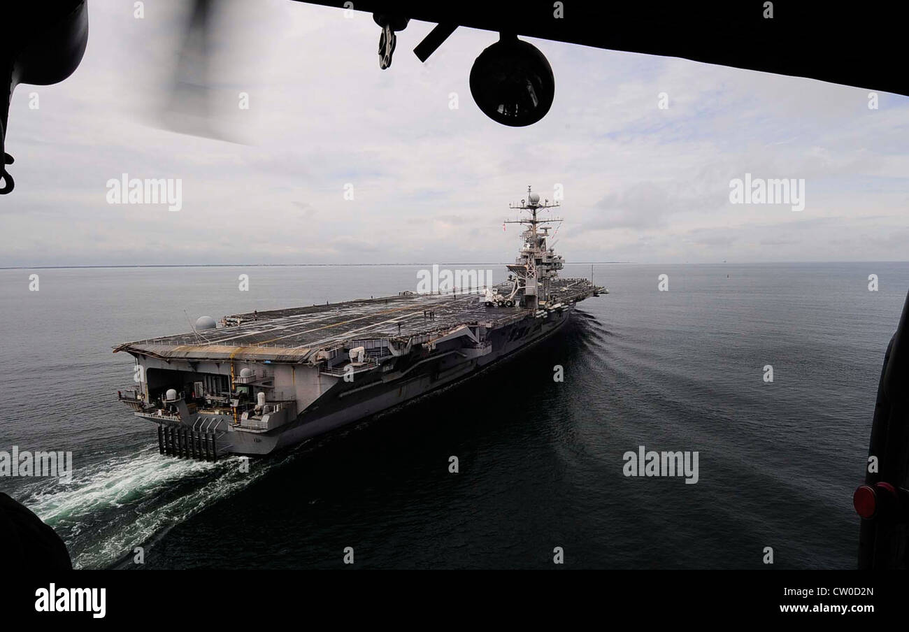 La portaerei USS Abraham Lincoln (CVN 72) si prepara ad arrivare al suo nuovo homeport alla base navale di Norfolk. Abraham Lincoln si è schierato come parte del Carrier Strike Group (CSG) 9 per sostenere le operazioni di sicurezza marittima e gli sforzi di cooperazione di sicurezza del teatro nelle aree di responsabilità della flotta degli Stati Uniti 5, 6 e 7. Foto Stock