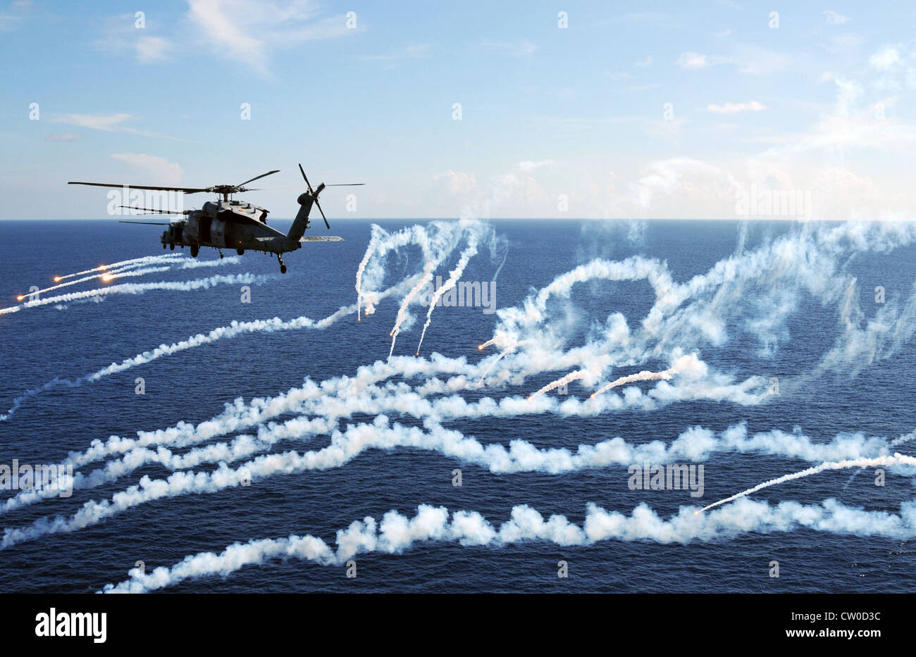 MH-60S elicotteri Seahawk assegnati ai Golden Falcons di Helicopter Sea Combat Squadron (HSC) 12 si infiammano durante una dimostrazione di potenza aerea sopra la portaerei di classe Nimitz USS Abraham Lincoln (CVN 72) durante una dimostrazione di potenza aerea. Lincoln sta ritornando negli Stati Uniti dopo il completamento di un cambio di otto mesi di distribuzione di homeport durante il quale operò nelle aree di responsabilità della flotta degli Stati Uniti 5, 6 e 7. Foto Stock MH-60S elicotteri Seahawk assegnati ai Golden Falcons di Helicopter Sea Combat Squadron (HSC) 12 si infiammano durante una dimostrazione di potenza aerea sopra la portaerei di classe Nimitz USS Abraham Lincoln (CVN 72) durante una dimostrazione di potenza aerea. Lincoln sta ritornando negli Stati Uniti dopo il completamento di un cambio di otto mesi di distribuzione di homeport durante il quale operò nelle aree di responsabilità della flotta degli Stati Uniti 5, 6 e 7. Foto Stock