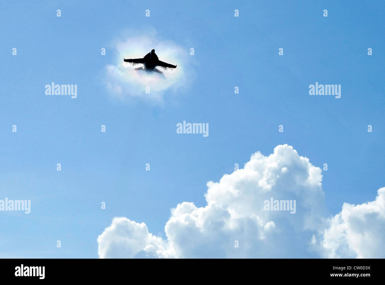 F/A-18 Hornets e Super Hornets della Carrier Air Wing (CVW) 2 conducono un fly-by ad alta potenza durante una dimostrazione di potenza aerea sopra la portaerei di classe Nimitz USS Abraham Lincoln (CVN 72). Lincoln sta ritornando negli Stati Uniti dopo il completamento di un cambio di otto mesi di distribuzione di homeport durante il quale operò nelle aree di responsabilità della flotta degli Stati Uniti 5, 6 e 7. Foto Stock F/A-18 Hornets e Super Hornets della Carrier Air Wing (CVW) 2 conducono un fly-by ad alta potenza durante una dimostrazione di potenza aerea sopra la portaerei di classe Nimitz USS Abraham Lincoln (CVN 72). Lincoln sta ritornando negli Stati Uniti dopo il completamento di un cambio di otto mesi di distribuzione di homeport durante il quale operò nelle aree di responsabilità della flotta degli Stati Uniti 5, 6 e 7. Foto Stock