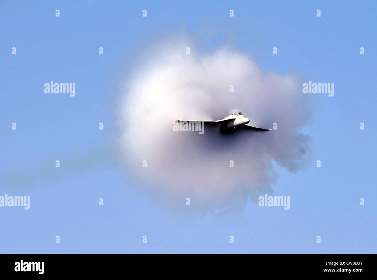 Un'F/A-18 Super Hornet assegnati ai gheppi di Strike Fighter Squadron (VFA) 137 si rompe la barriera del suono durante un'aria di dimostrazione di potenza al di sopra della Nimitz-class portaerei USS Abraham Lincoln (CVN 72). Lincoln è tornato negli Stati Uniti dopo il completamento di otto mesi di cambiamento di installazione di homeport durante il quale esso ha operato negli Stati Uniti 5th, sesto e settimo flotta aree di responsabilità. Foto Stock