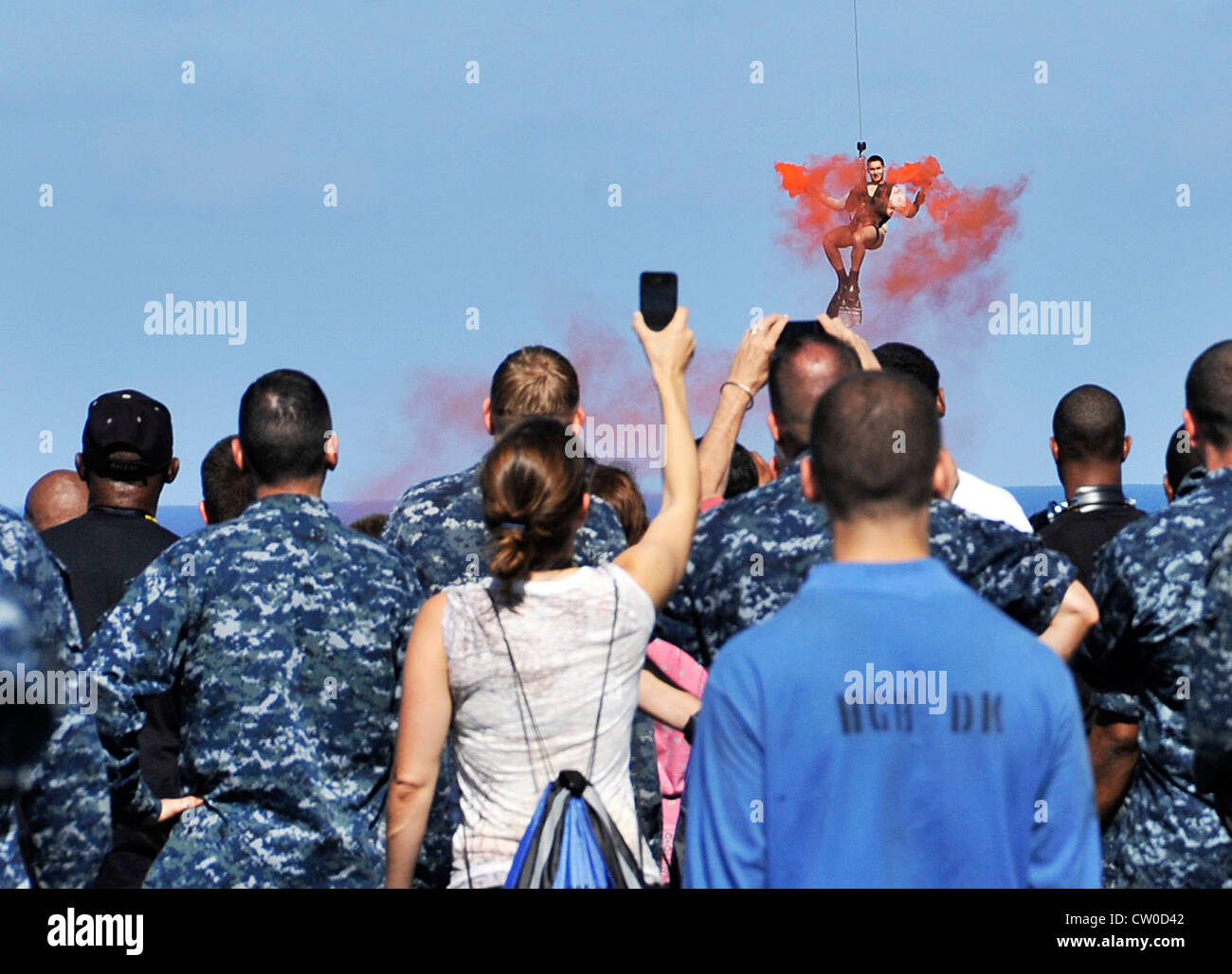 Un elicottero MH-60S Seahawk assegnato ai Golden Falcons di Helicopter Sea Combat Squadron (HSC) 12 abbassa un nuotatore di salvataggio in acqua accanto alla portaerei di classe Nimitz USS Abraham Lincoln (CVN 72) durante una dimostrazione di potenza aerea. Lincoln sta ritornando negli Stati Uniti dopo il completamento di un cambio di otto mesi di distribuzione di homeport durante il quale operò nelle aree di responsabilità della flotta degli Stati Uniti 5, 6 e 7. Foto Stock Un elicottero MH-60S Seahawk assegnato ai Golden Falcons di Helicopter Sea Combat Squadron (HSC) 12 abbassa un nuotatore di salvataggio in acqua accanto alla portaerei di classe Nimitz USS Abraham Lincoln (CVN 72) durante una dimostrazione di potenza aerea. Lincoln sta ritornando negli Stati Uniti dopo il completamento di un cambio di otto mesi di distribuzione di homeport durante il quale operò nelle aree di responsabilità della flotta degli Stati Uniti 5, 6 e 7. Foto Stock