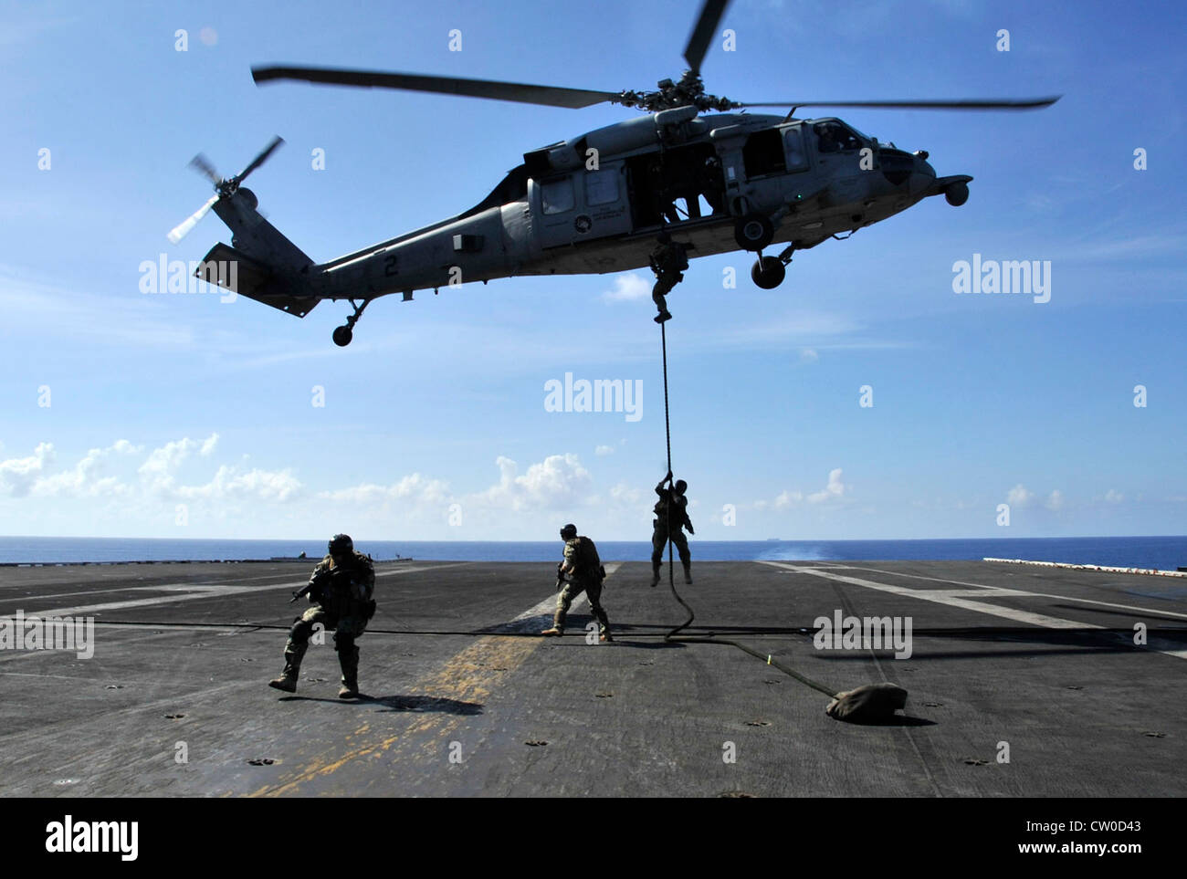 I marinai si respingono da un elicottero MH-60S Seahawk assegnato ai Golden Falcons di Helicopter Sea Combat Squadron (HSC) 12 sul ponte di volo della portaerei di classe Nimitz USS Abraham Lincoln (CVN 72) durante una dimostrazione di potenza aerea. Lincoln sta ritornando negli Stati Uniti dopo il completamento di un cambio di otto mesi di distribuzione di homeport durante il quale operò nelle aree di responsabilità della flotta degli Stati Uniti 5, 6 e 7. Foto Stock I marinai si respingono da un elicottero MH-60S Seahawk assegnato ai Golden Falcons di Helicopter Sea Combat Squadron (HSC) 12 sul ponte di volo della portaerei di classe Nimitz USS Abraham Lincoln (CVN 72) durante una dimostrazione di potenza aerea. Lincoln sta ritornando negli Stati Uniti dopo il completamento di un cambio di otto mesi di distribuzione di homeport durante il quale operò nelle aree di responsabilità della flotta degli Stati Uniti 5, 6 e 7. Foto Stock