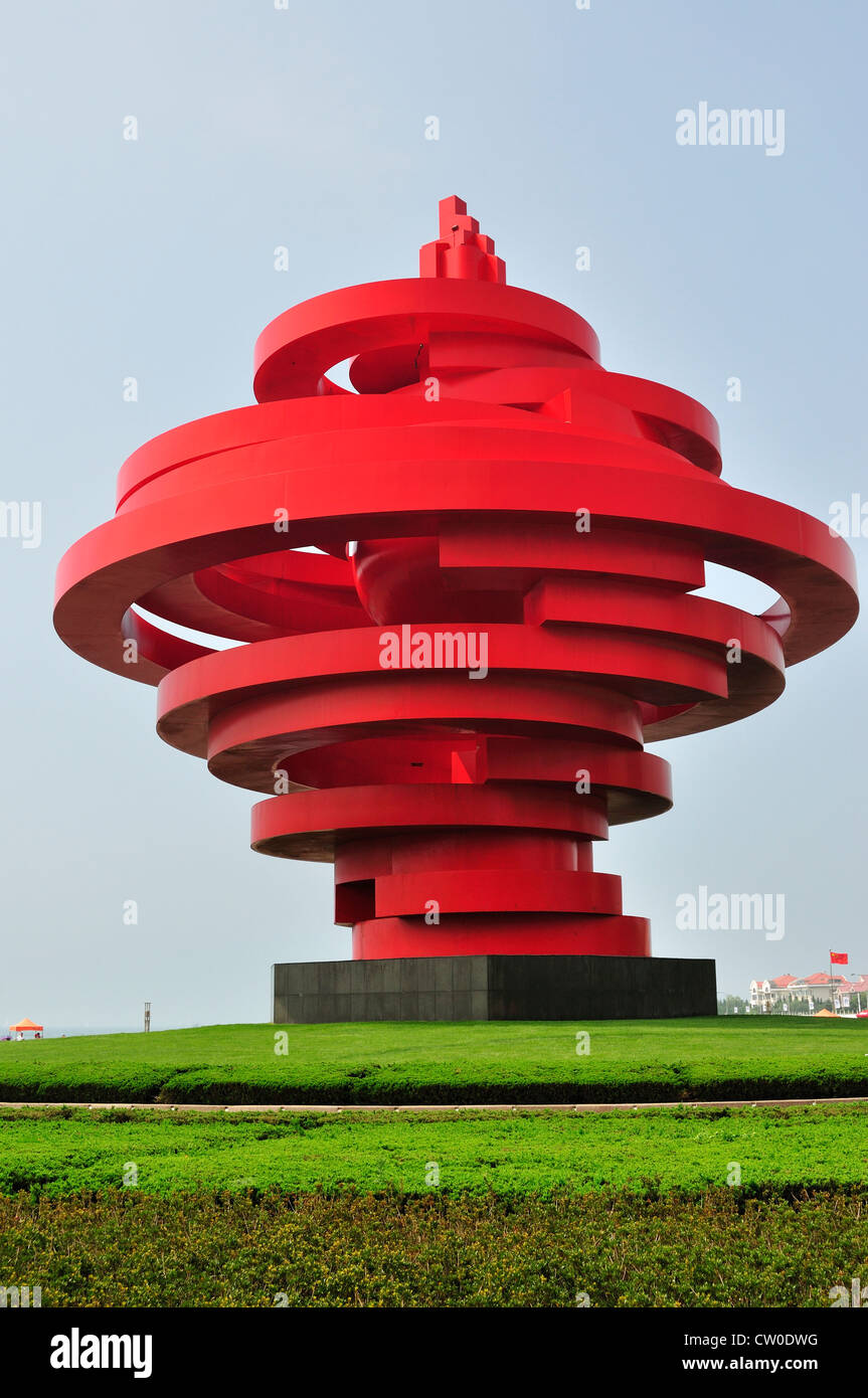 Il rosso 4 maggio monumento, nel maggio quarta piazza, Qingdao, Cina Foto Stock