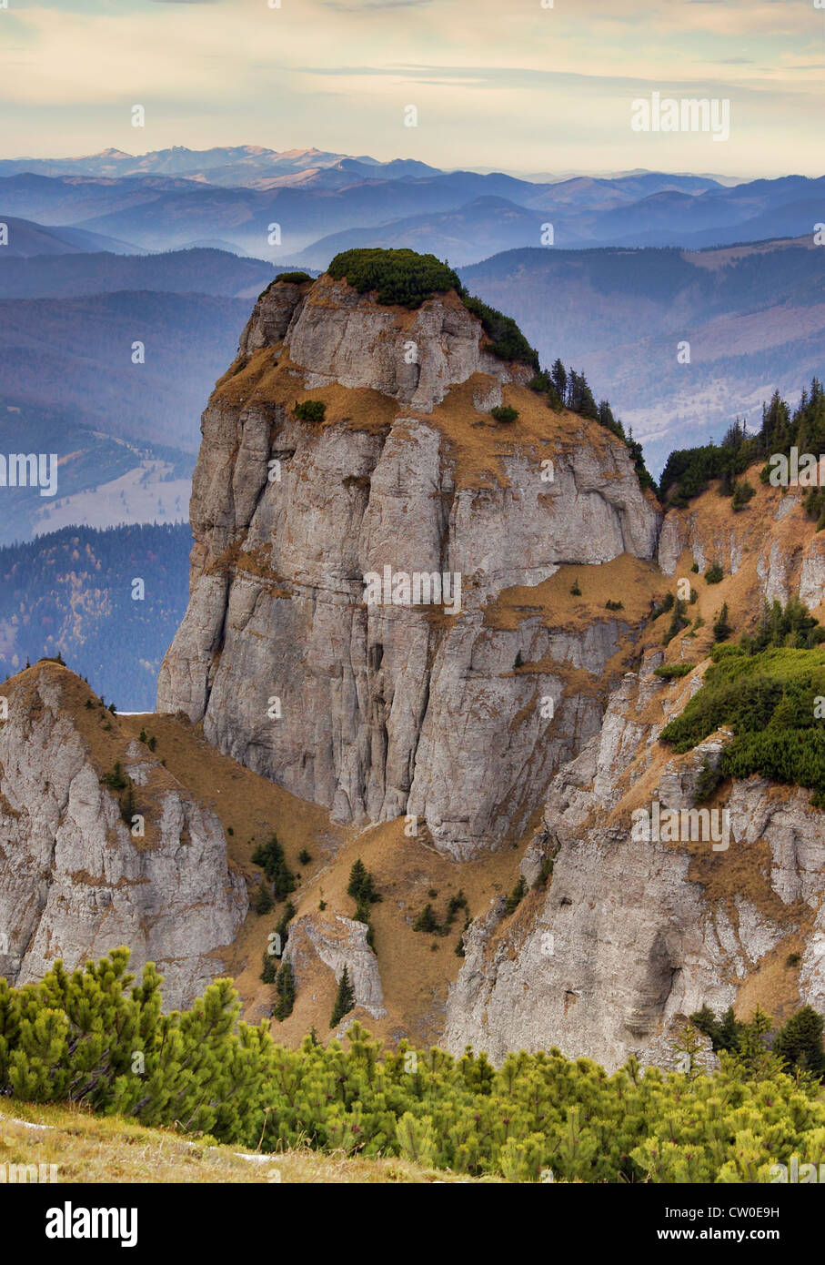 Rocky Mountain formazione nei Carpazi romeni Foto Stock