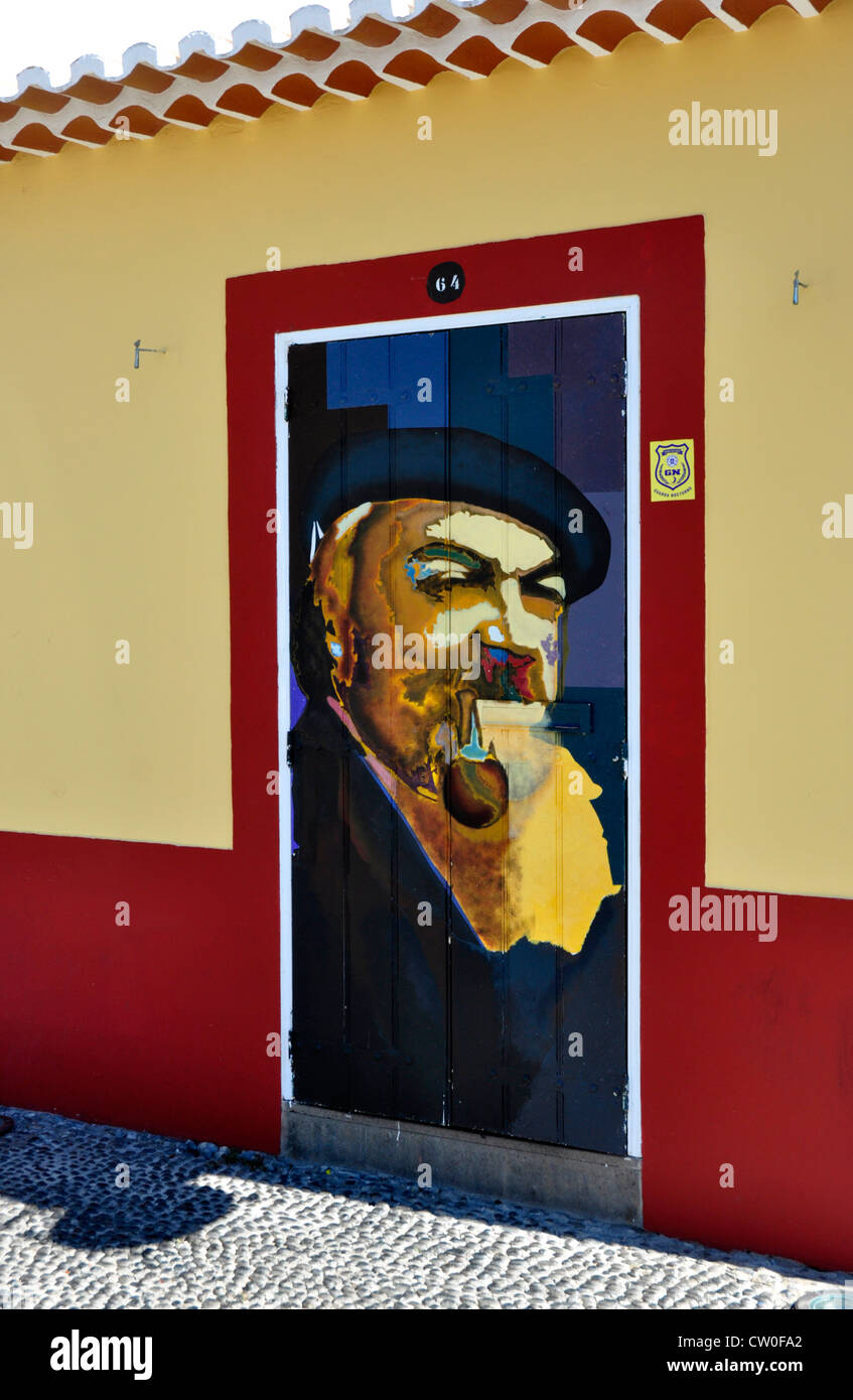 Portogallo - isola di Madeira - Funchal zona velha - Centro storico - porta decorata - parte del lavoro per illuminare l'area di artisti locali. Foto Stock