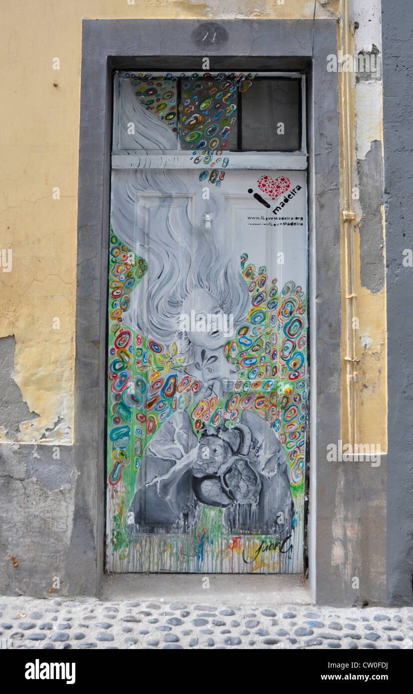 Portogallo - Madeira - Funchal zona velha - la Città Vecchia - porta dipinto da un artista locale - parte del piano per illuminare la zona Foto Stock