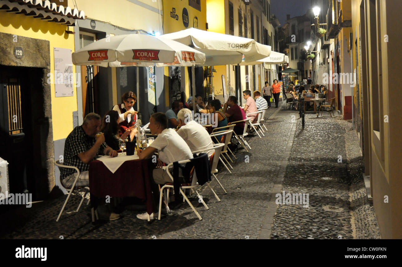 Portogallo - Madeira - Funchal zona velha - la città vecchia - sera sulla Rue Santa Maria - diners sotto le luci della strada Foto Stock