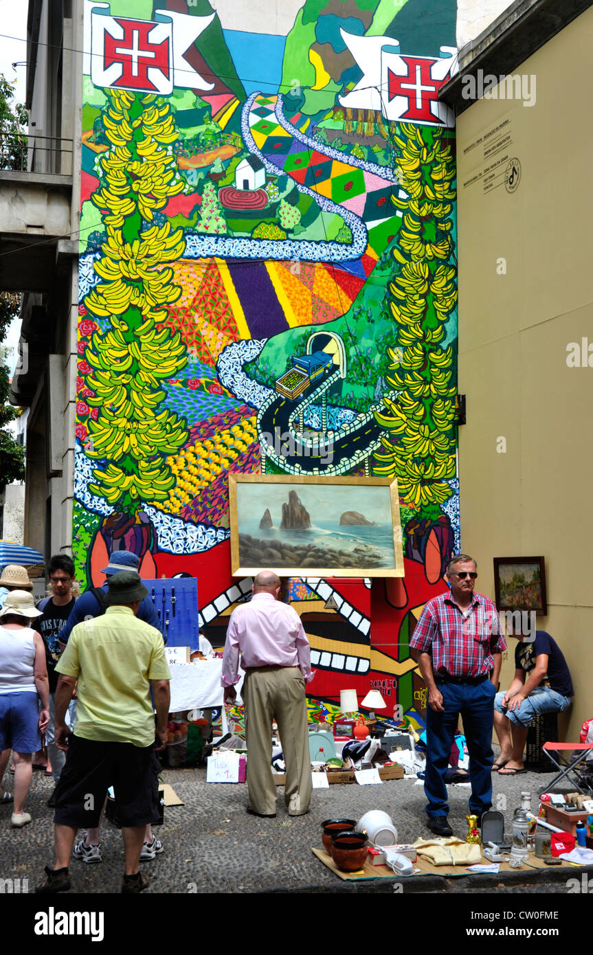 Portogallo - Madeira - Funchal zona velha - street market - sfondo colorato e affresco raffigurante la vita sull'isola e produrre Foto Stock