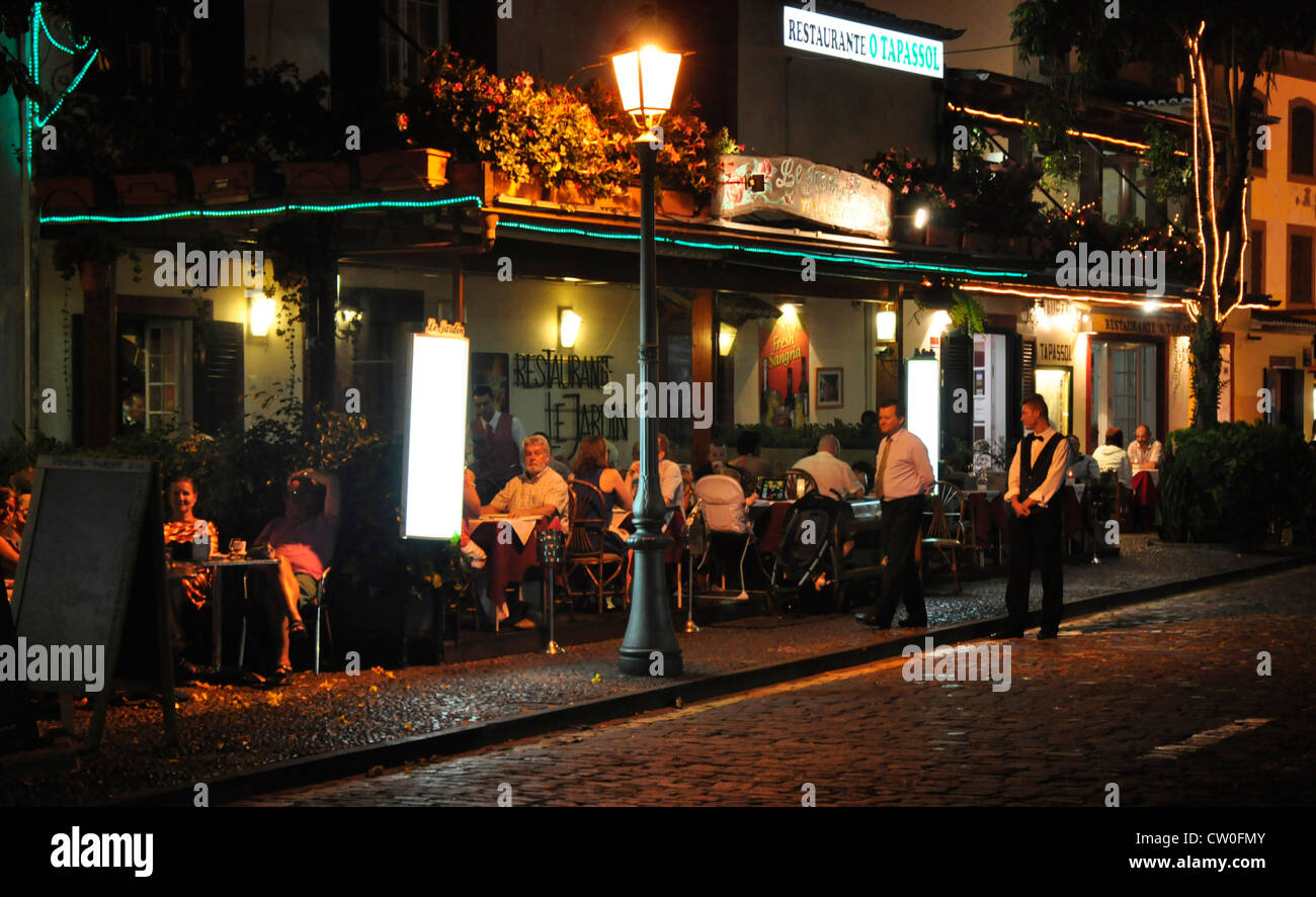 Portogallo - Funchal zona velha - open air restaurant vita notturna - sulla Rua D Carlos nella città vecchia Foto Stock