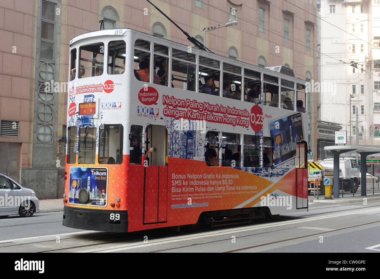 Hong Kong tram - una tradizionale forma di trasporto pubblico sull'isola. Foto Stock